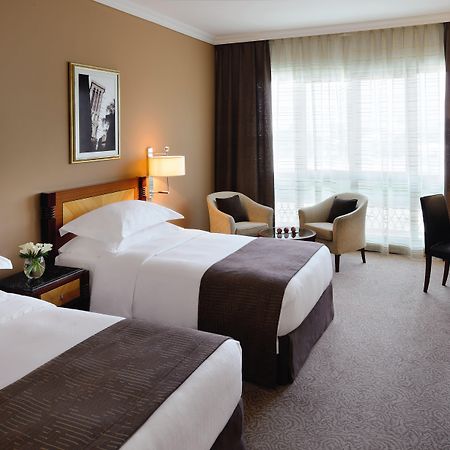 Moevenpick Hotel & Apartments Bur Dubaj Kültér fotó A room at the hotel