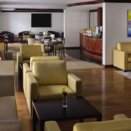 Moevenpick Hotel & Apartments Bur Dubaj Étterem fotó The lounge at the airport