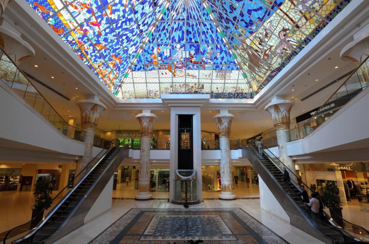 Moevenpick Hotel & Apartments Bur Dubaj Kültér fotó The interior of the shopping mall