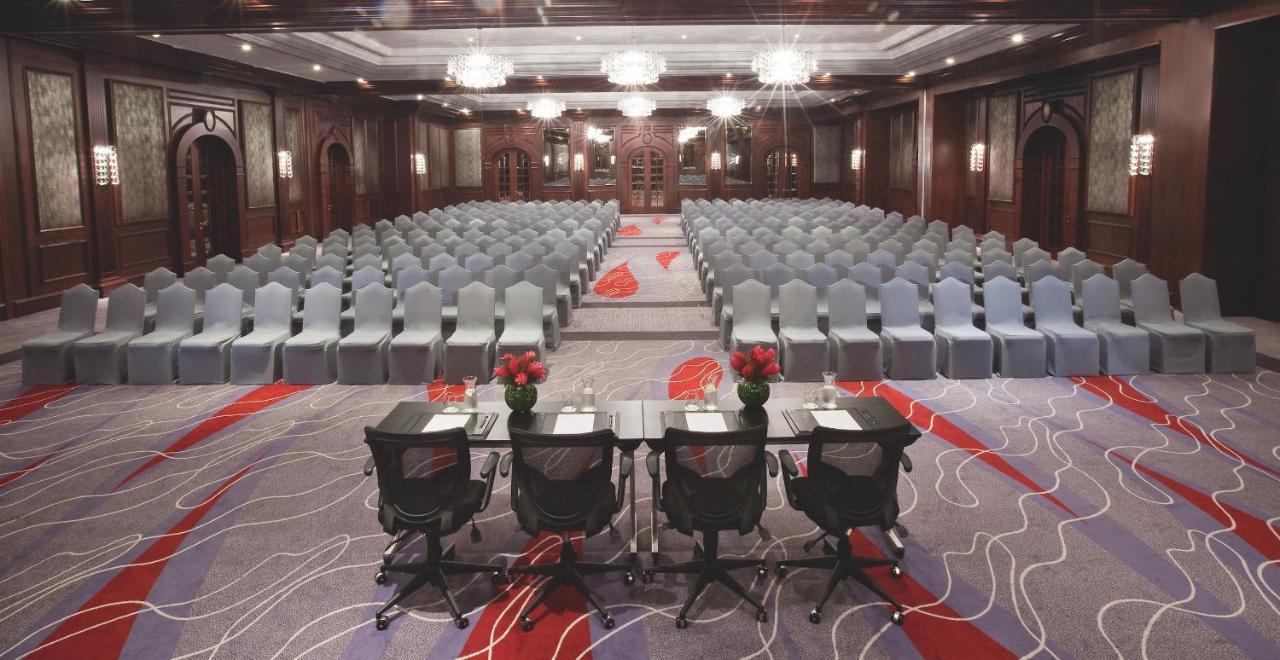 Moevenpick Hotel & Apartments Bur Dubaj Kültér fotó The ballroom