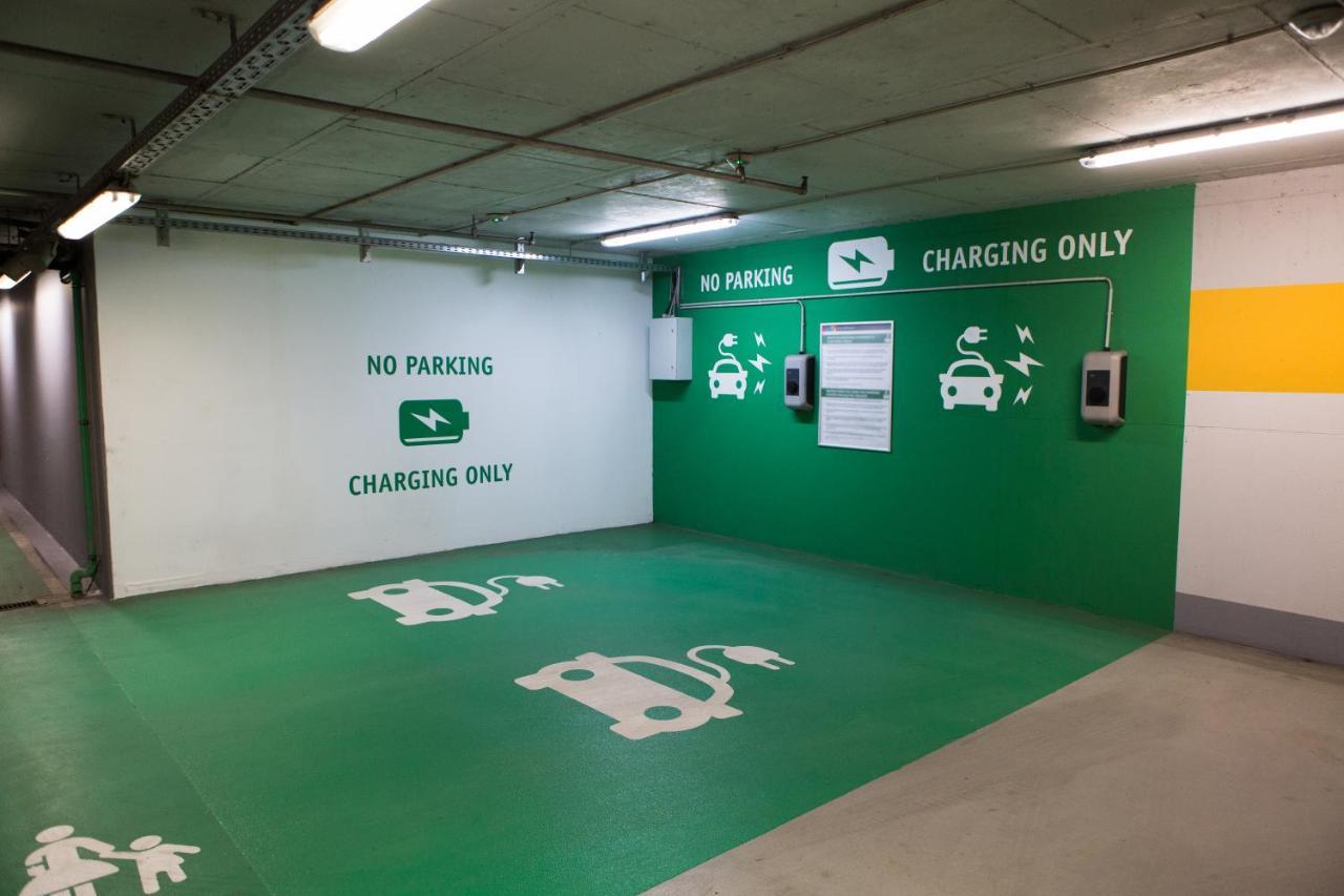 Moevenpick Hotel & Apartments Bur Dubaj Kültér fotó EV charging station in a car park