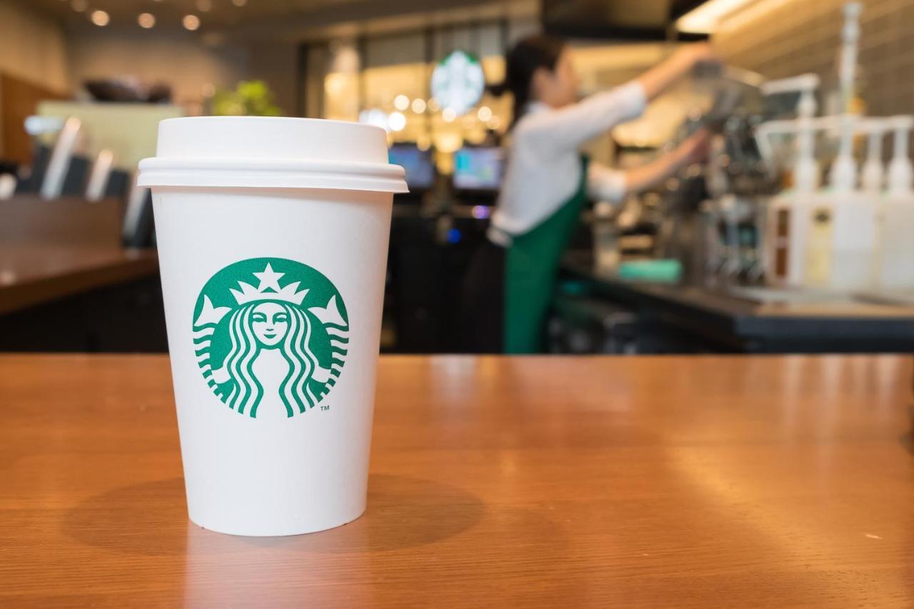 Moevenpick Hotel & Apartments Bur Dubaj Kültér fotó Starbucks coffee cup