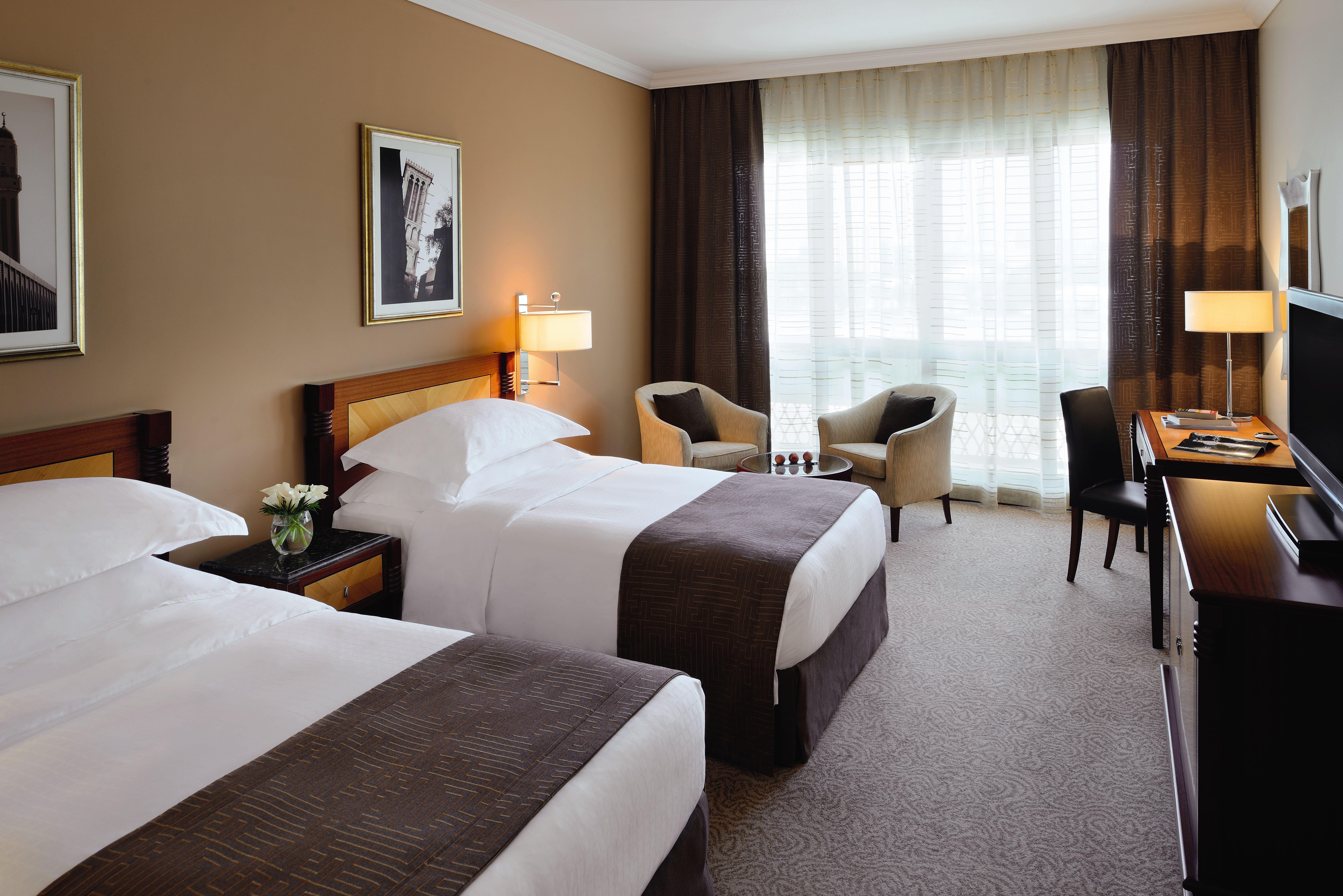 Moevenpick Hotel & Apartments Bur Dubaj Kültér fotó A room at the hotel