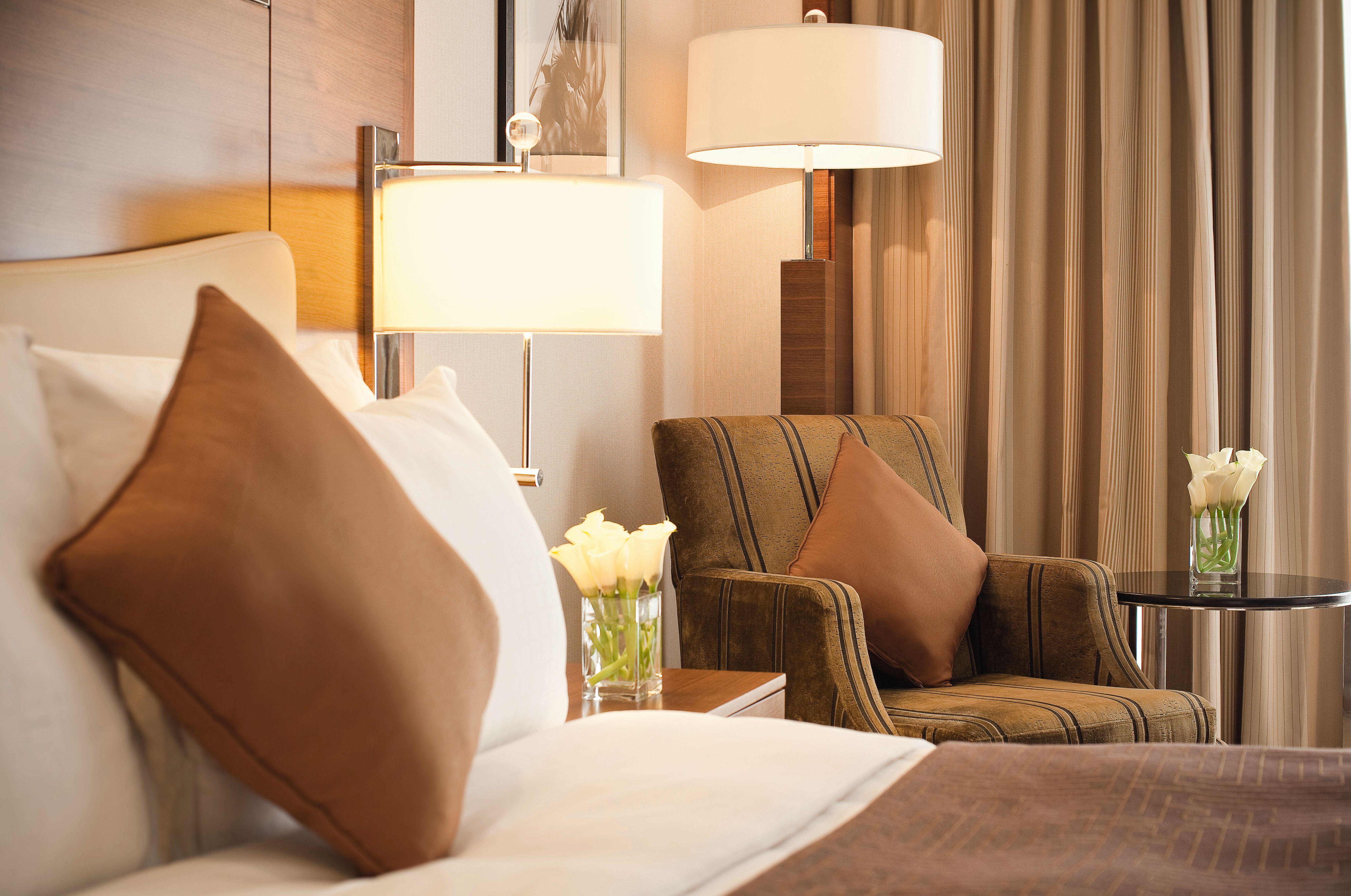 Moevenpick Hotel & Apartments Bur Dubaj Kültér fotó A room at the hotel