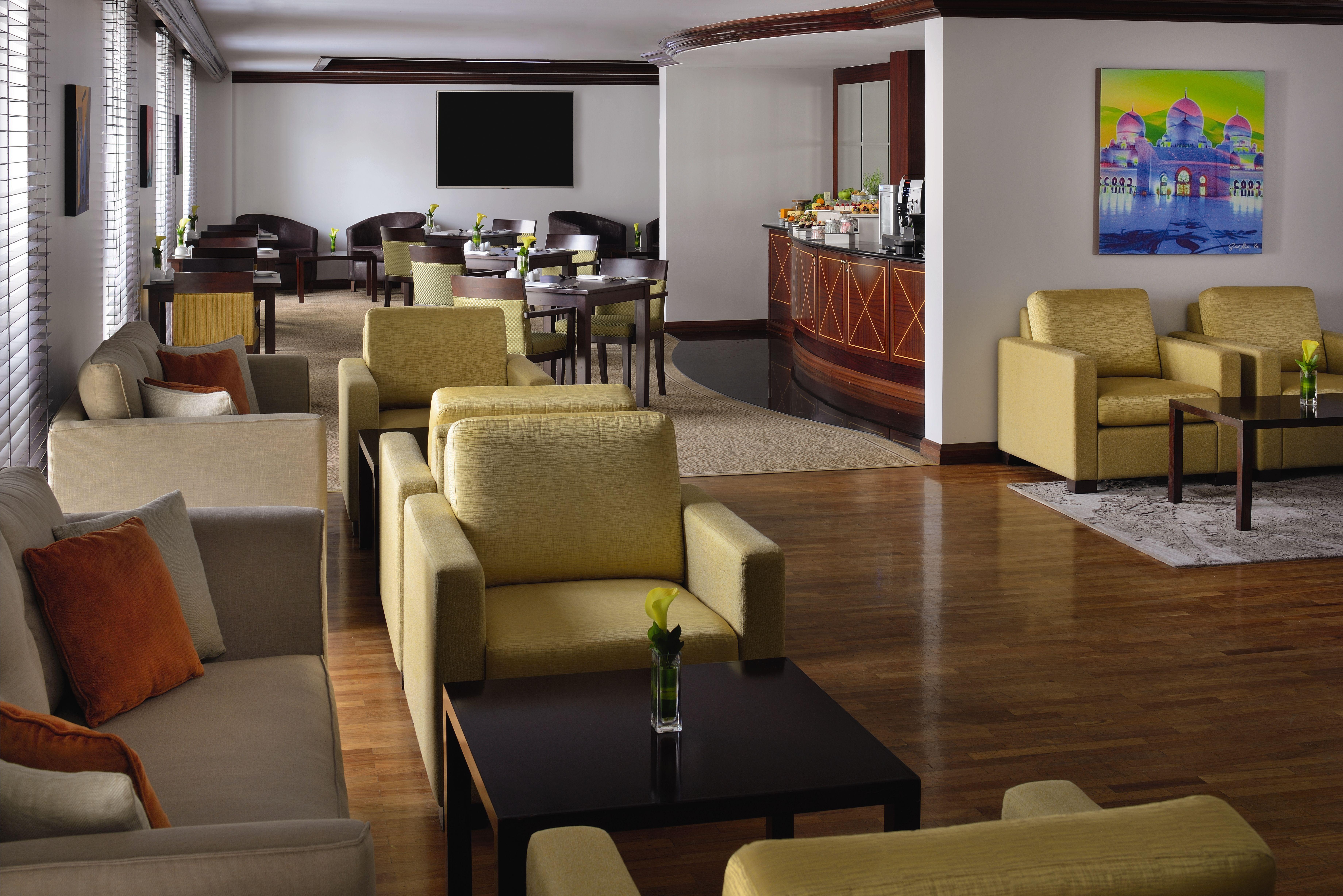 Moevenpick Hotel & Apartments Bur Dubaj Étterem fotó The lounge at the airport