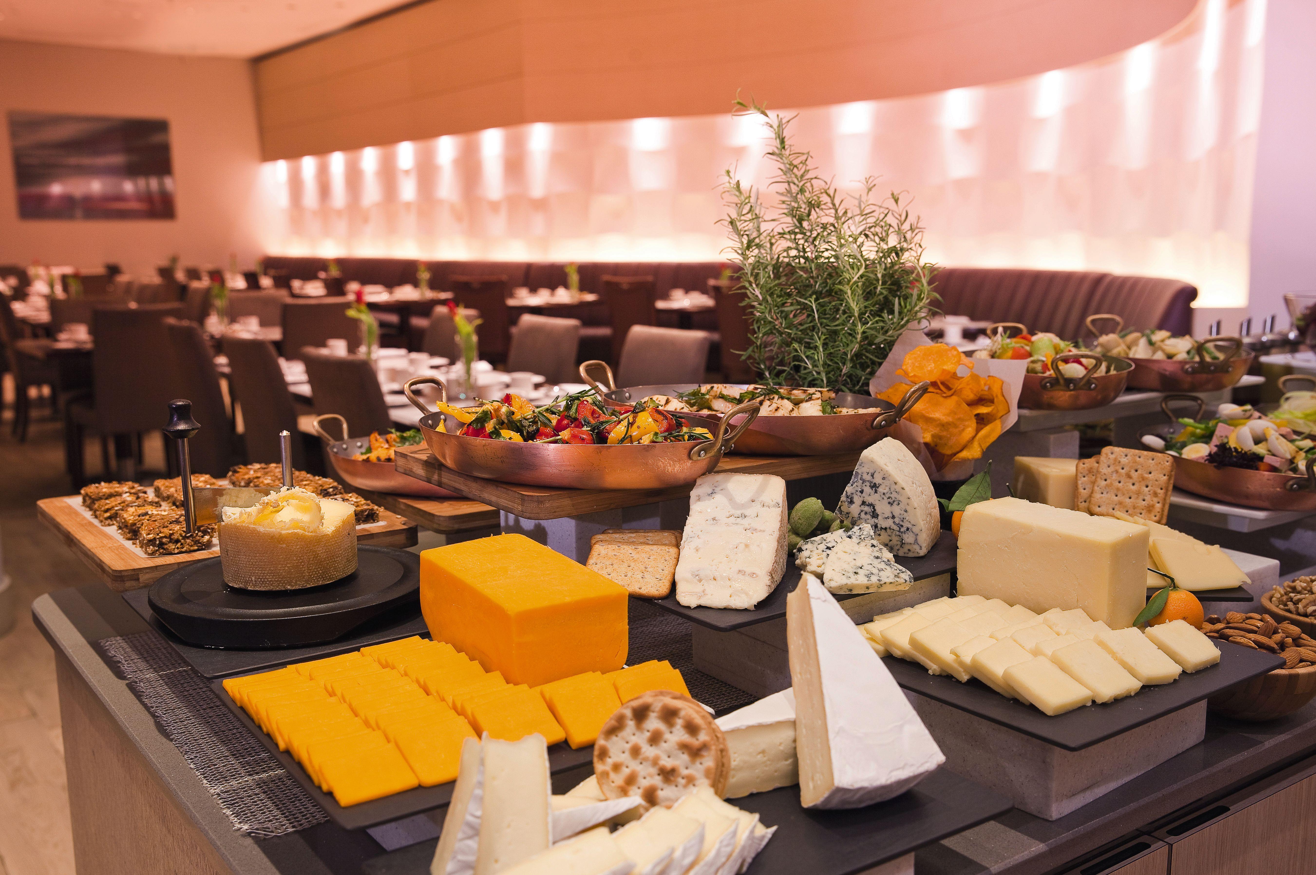 Moevenpick Hotel & Apartments Bur Dubaj Kültér fotó A cheese platter