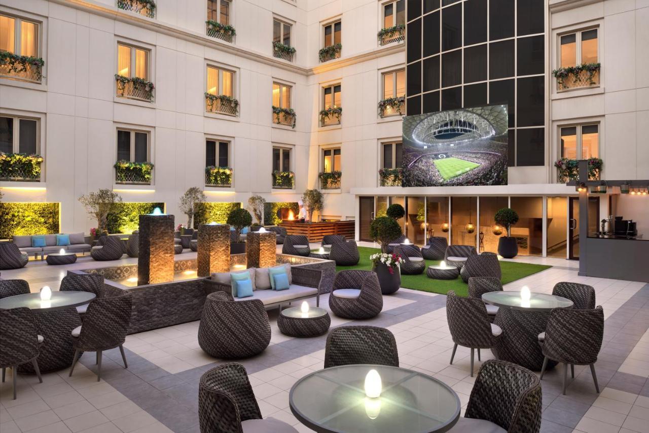 Moevenpick Hotel & Apartments Bur Dubaj Kültér fotó The courtyard at the hotel
