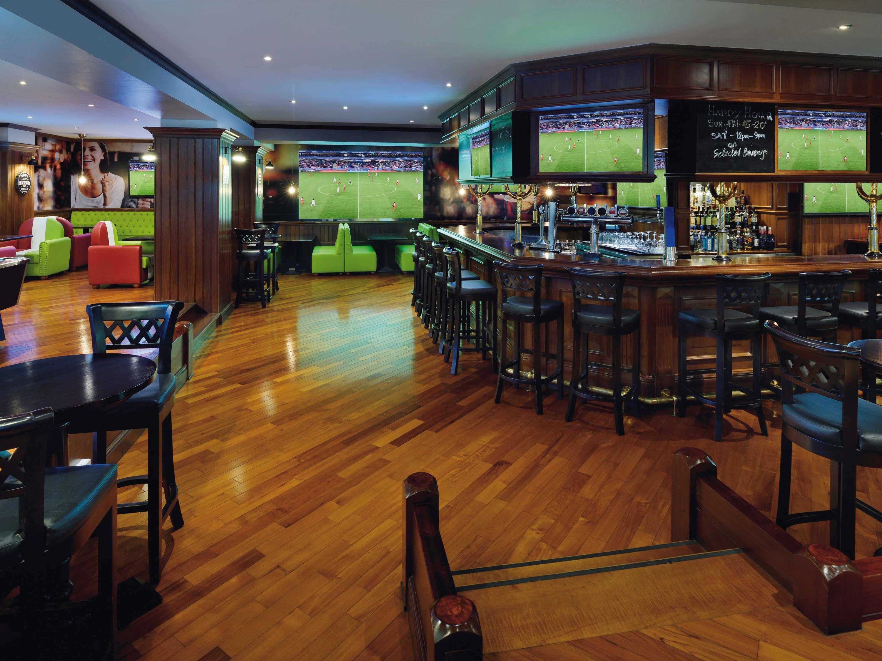 Moevenpick Hotel & Apartments Bur Dubaj Kültér fotó The Sports Bar