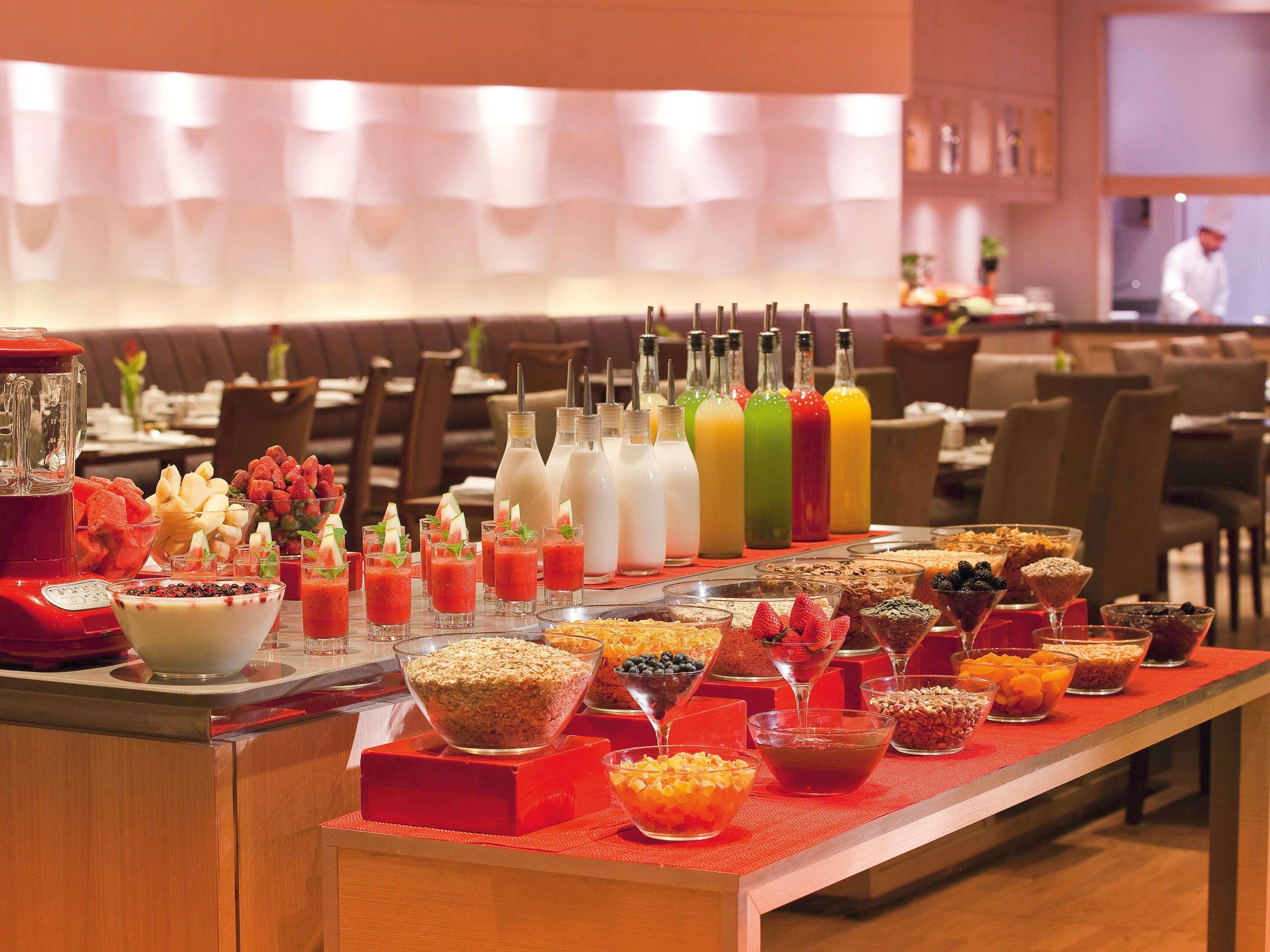 Moevenpick Hotel & Apartments Bur Dubaj Kültér fotó A buffet at a hotel