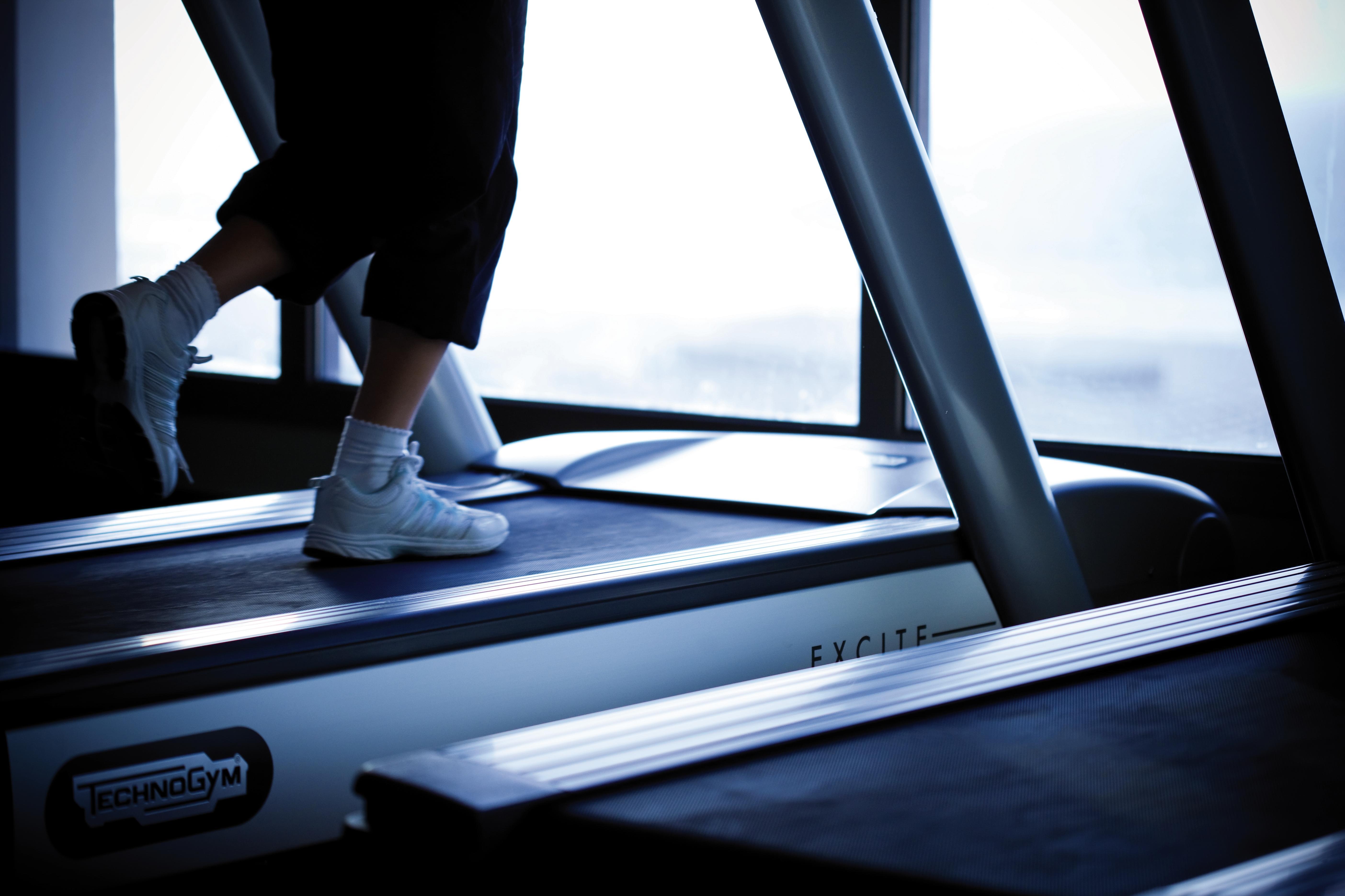 Moevenpick Hotel & Apartments Bur Dubaj Kültér fotó A treadmill in use