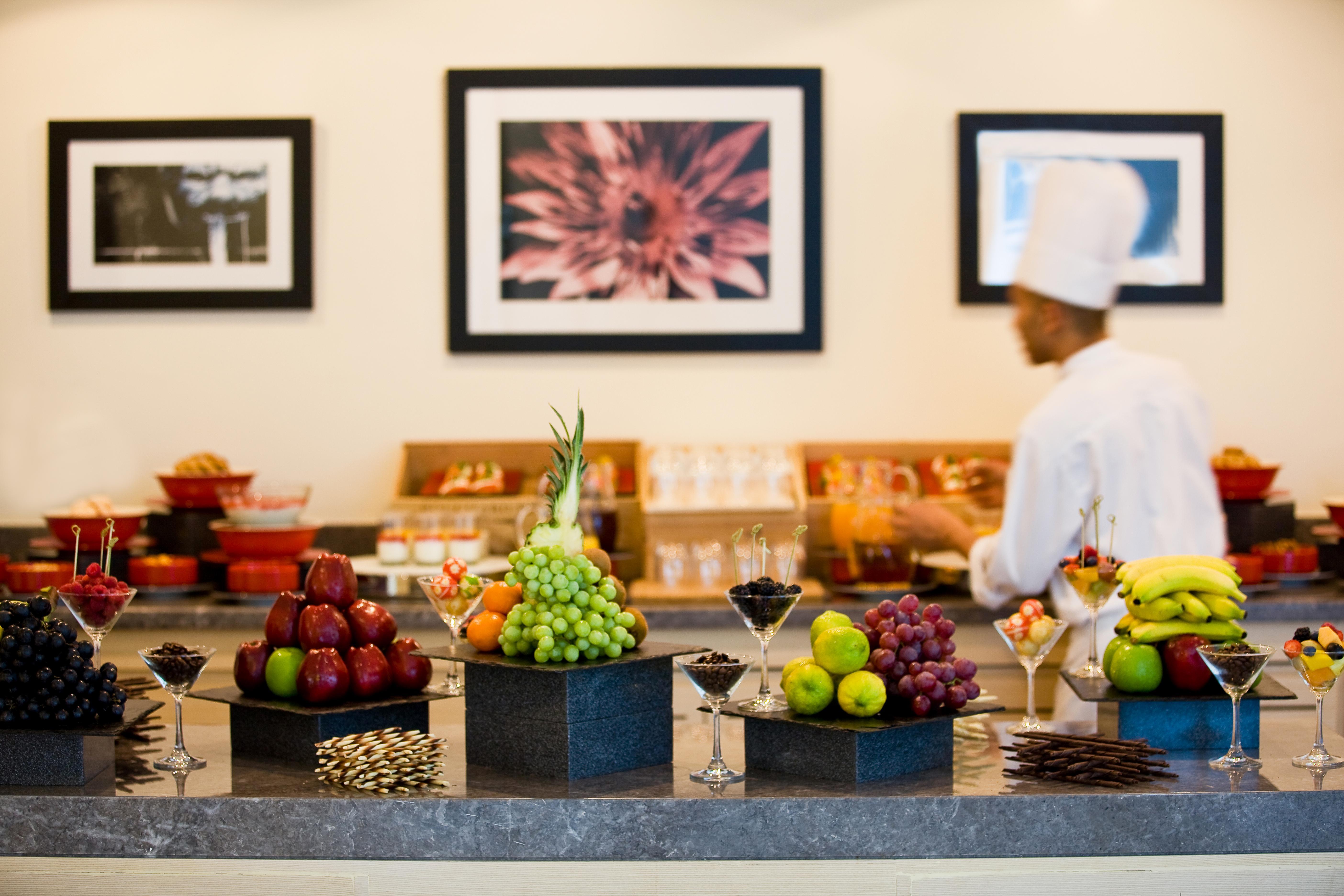 Moevenpick Hotel & Apartments Bur Dubaj Kültér fotó A buffet at a hotel