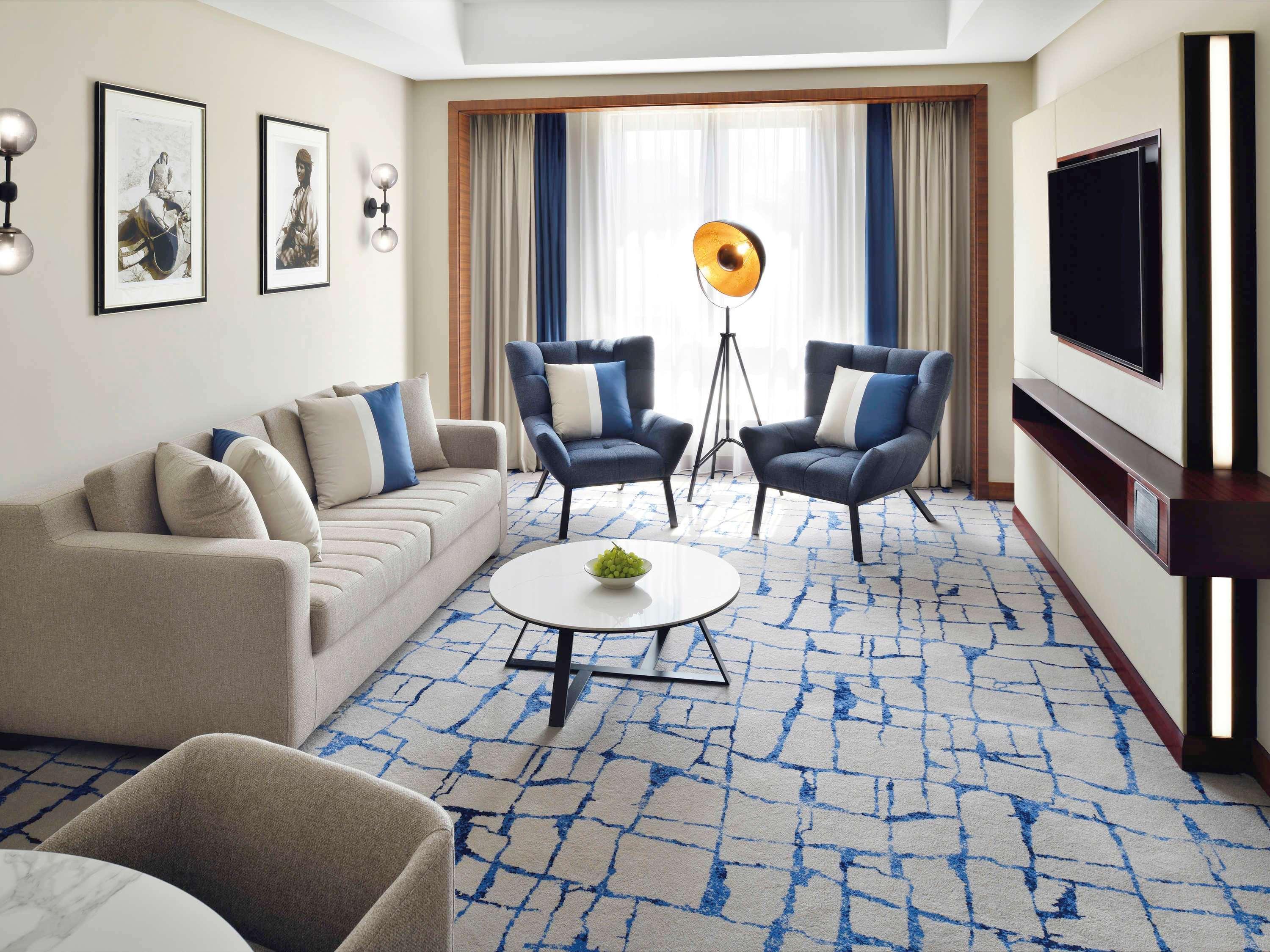 Moevenpick Hotel & Apartments Bur Dubaj Kültér fotó A living room in a suite at the hotel