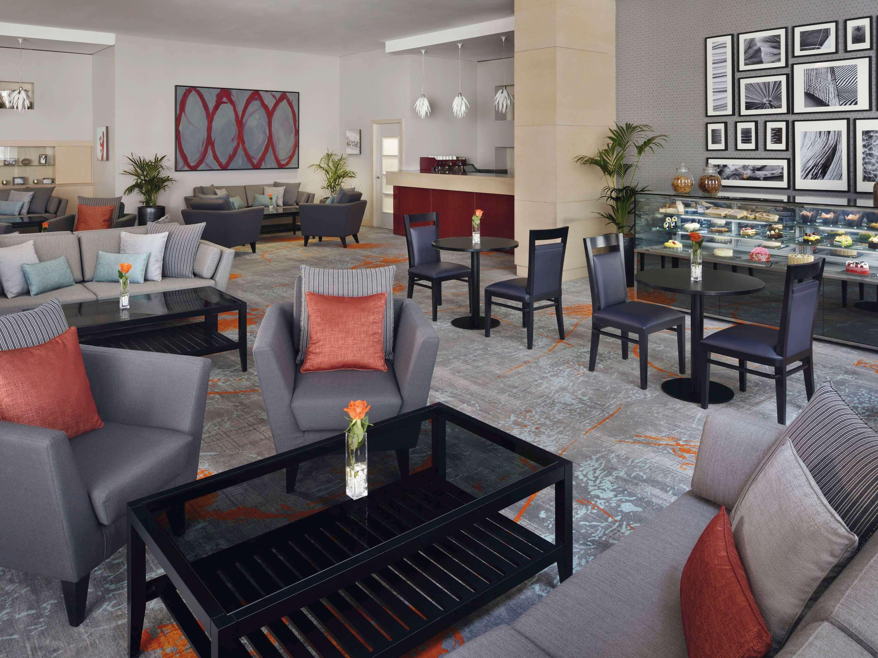 Moevenpick Hotel & Apartments Bur Dubaj Kültér fotó The lounge at the airport