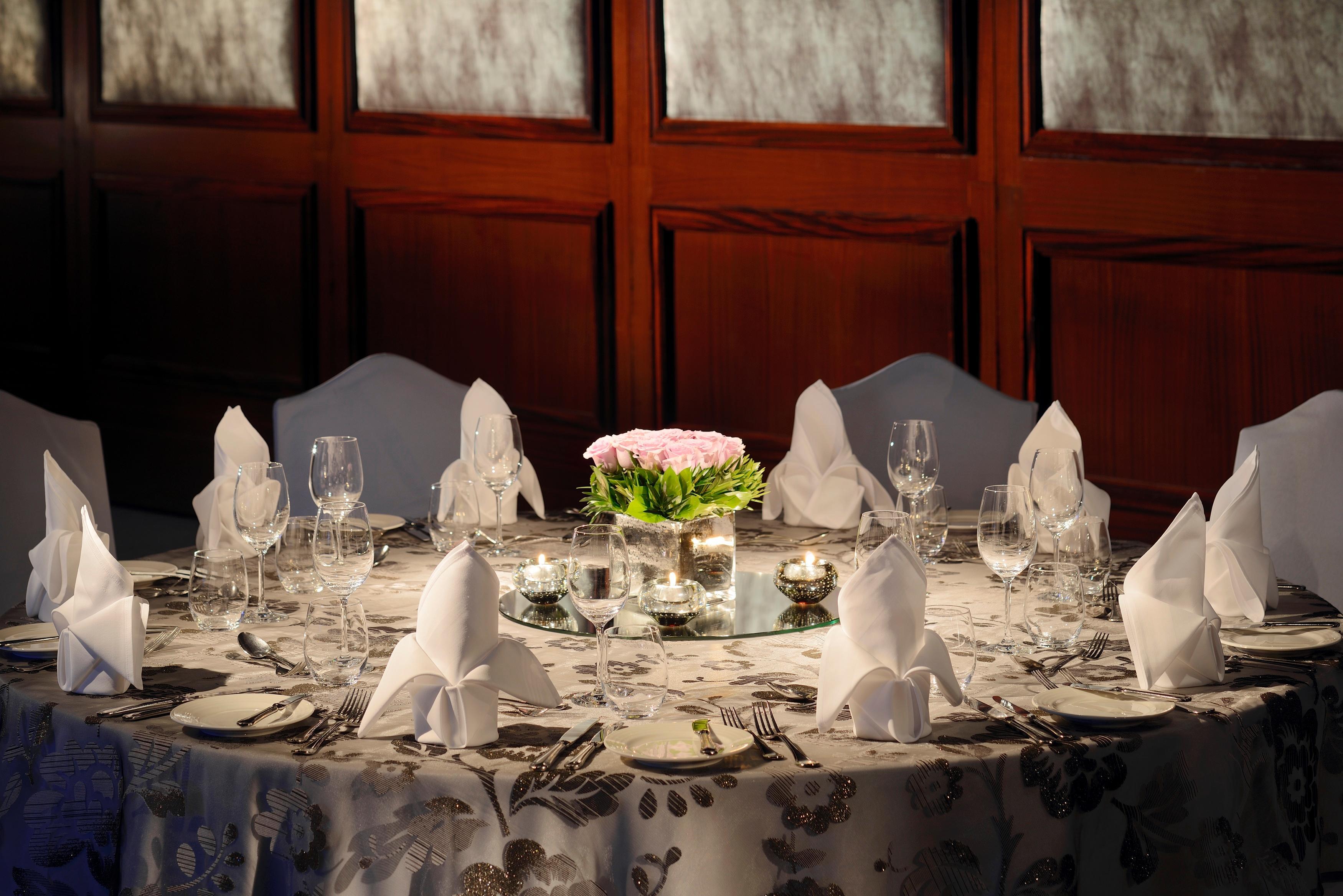 Moevenpick Hotel & Apartments Bur Dubaj Kültér fotó A table set for a formal dinner