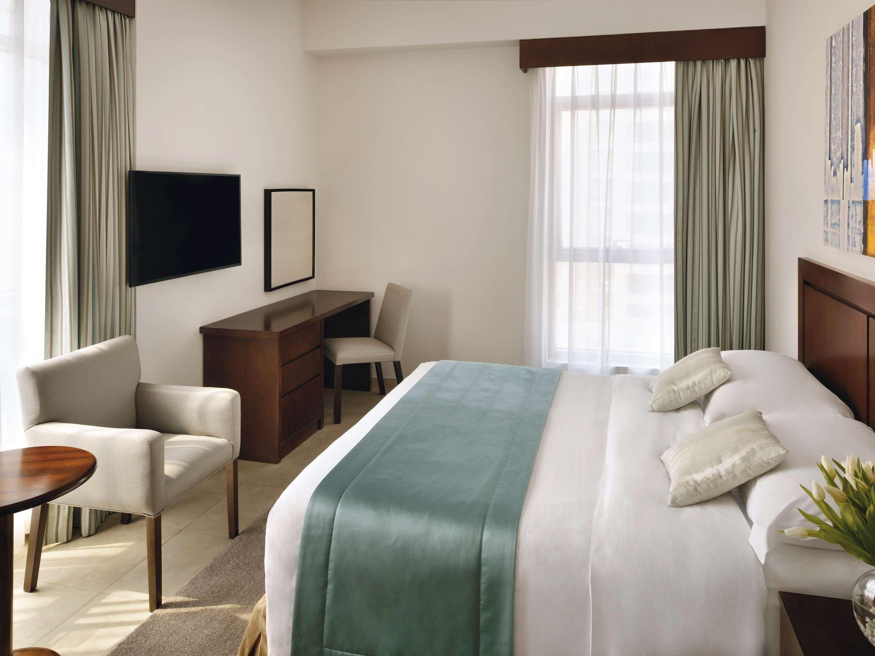 Moevenpick Hotel & Apartments Bur Dubaj Kültér fotó A bedroom at the hotel