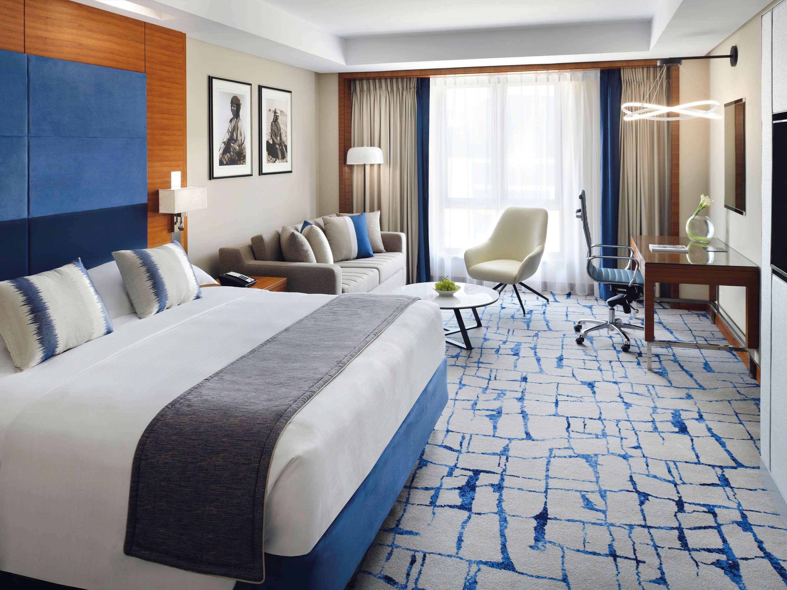 Moevenpick Hotel & Apartments Bur Dubaj Kültér fotó A room at the hotel