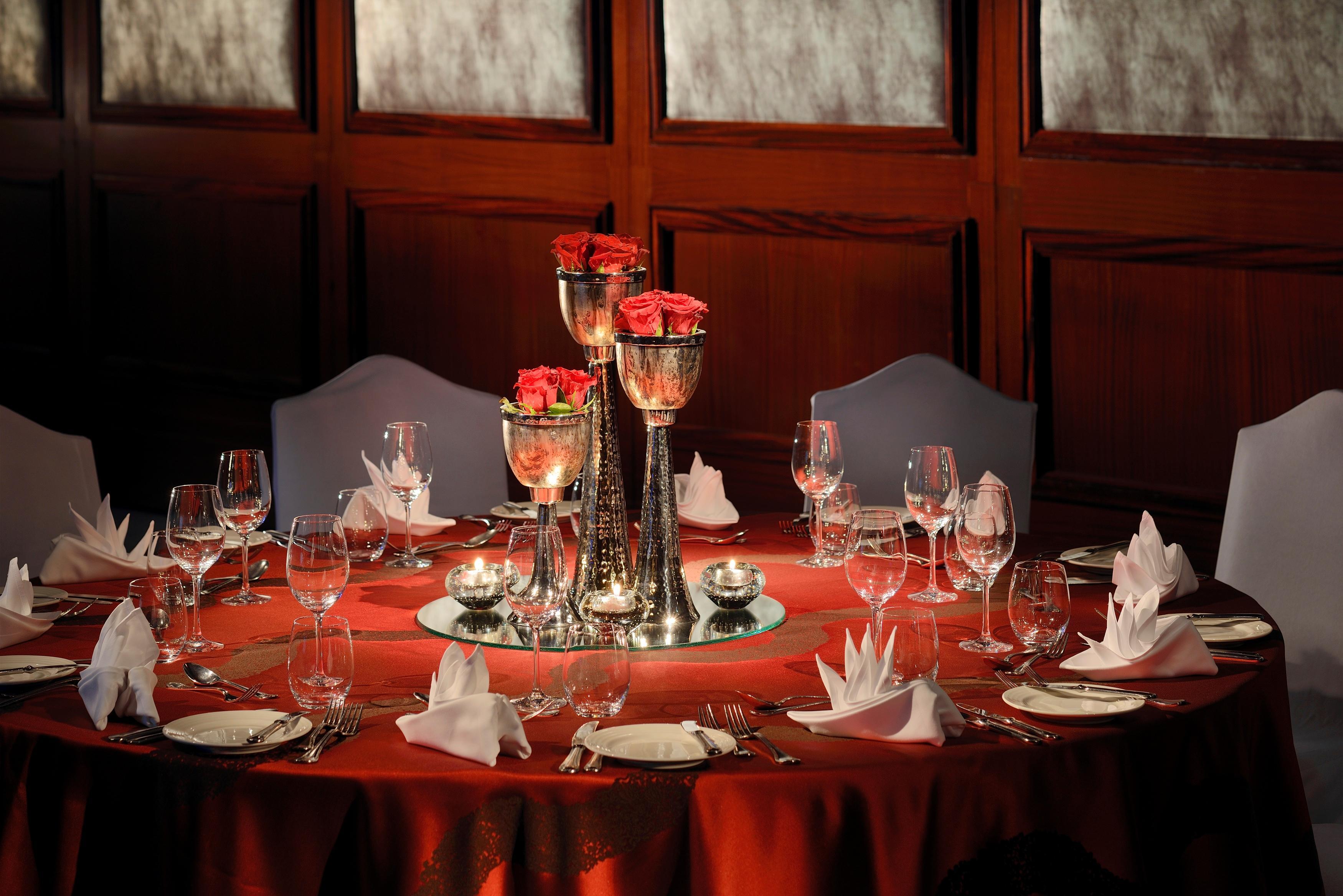 Moevenpick Hotel & Apartments Bur Dubaj Kültér fotó A table set for a formal dinner