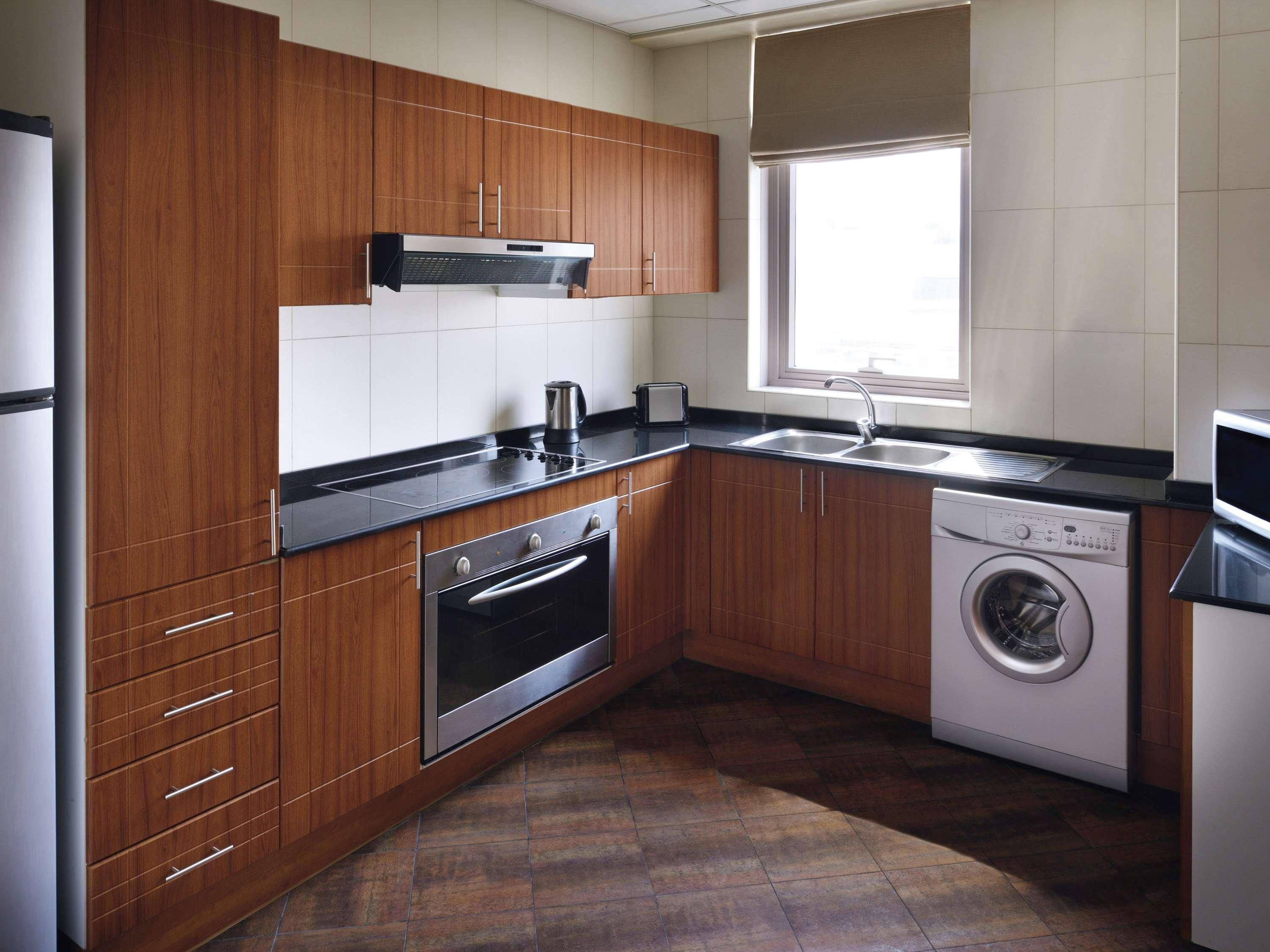 Moevenpick Hotel & Apartments Bur Dubaj Kültér fotó A typical kitchen