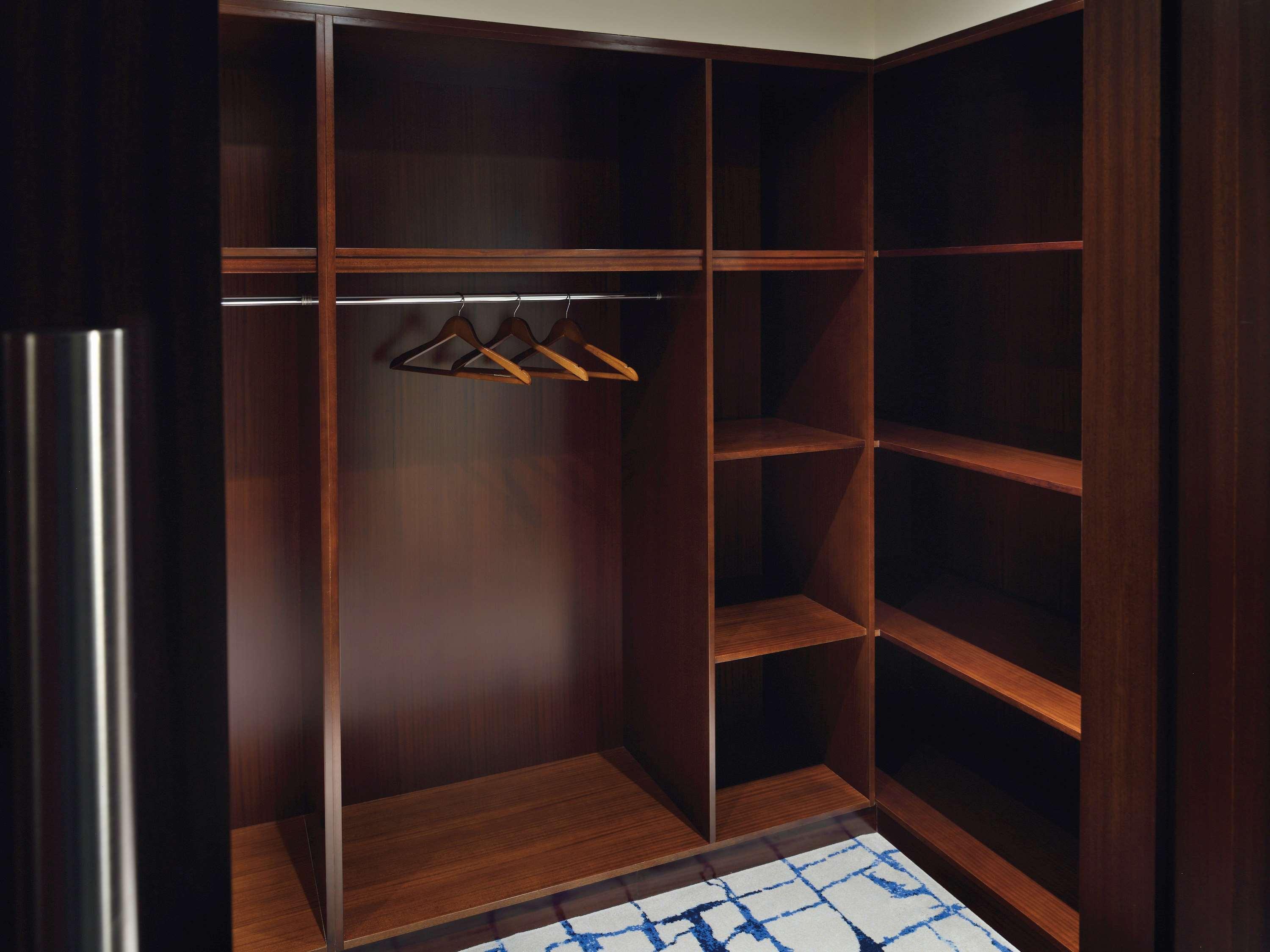 Moevenpick Hotel & Apartments Bur Dubaj Kültér fotó A wardrobe