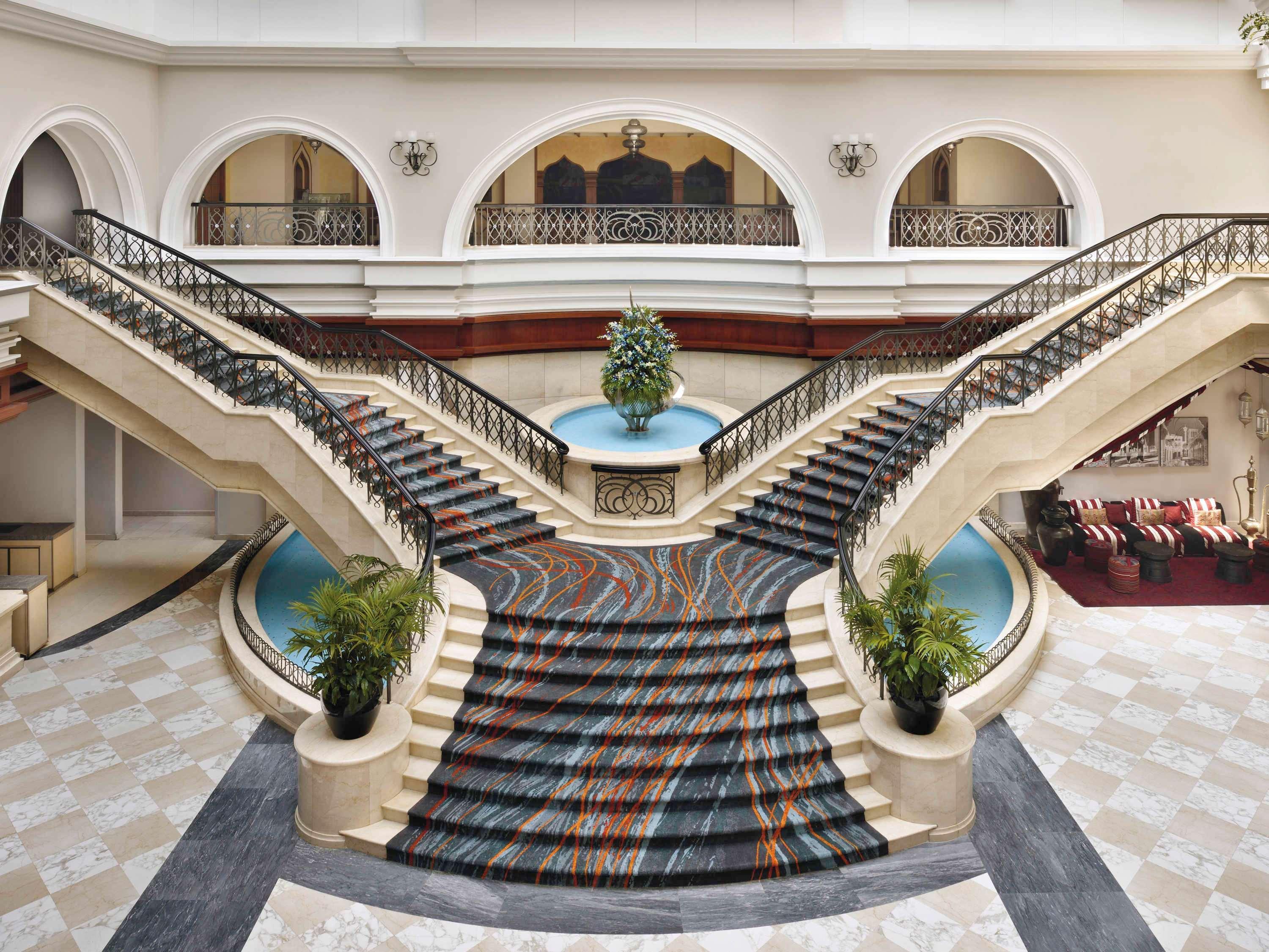 Moevenpick Hotel & Apartments Bur Dubaj Kültér fotó The Grand Staircase