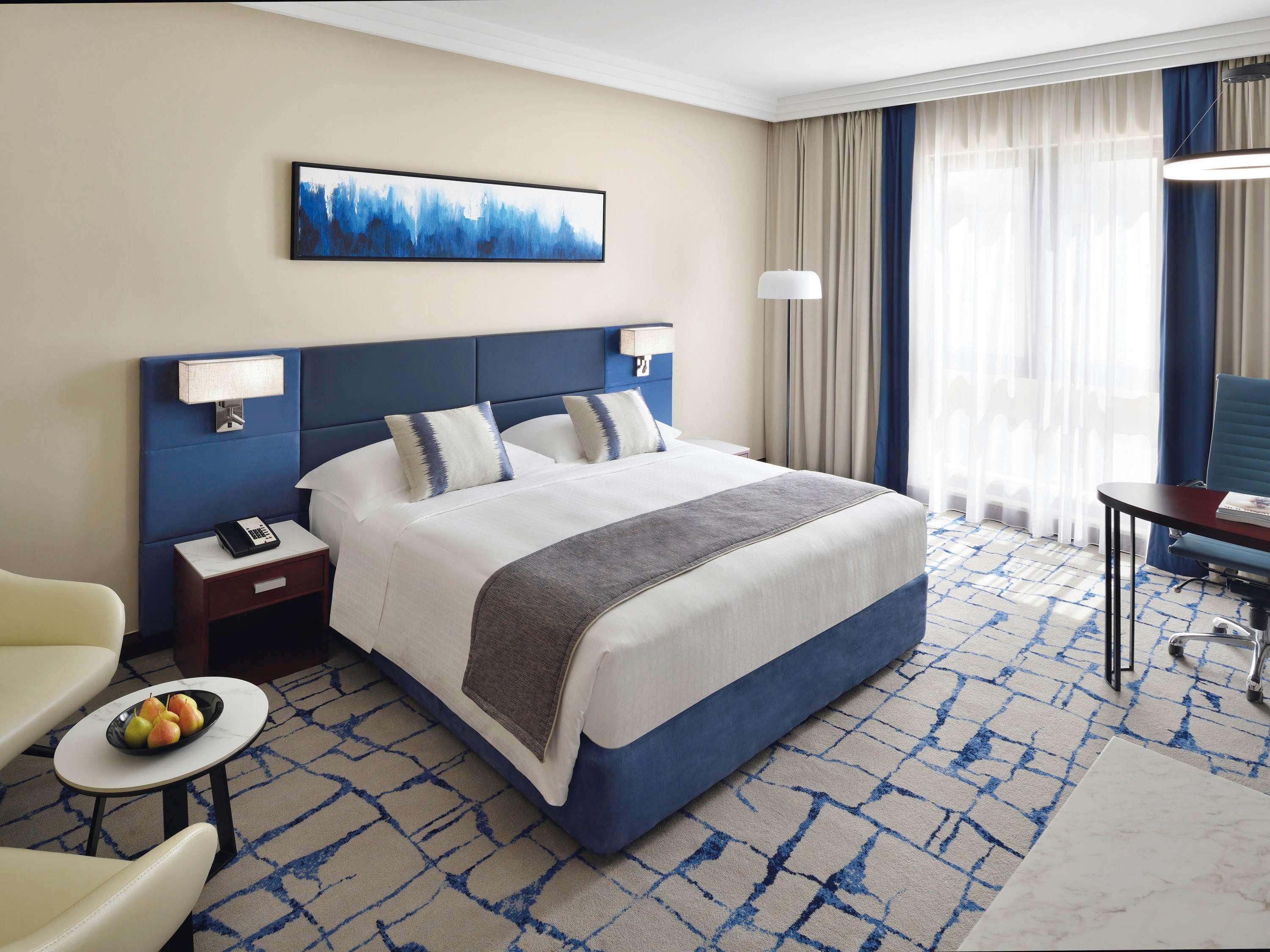 Moevenpick Hotel & Apartments Bur Dubaj Kültér fotó A room at the hotel