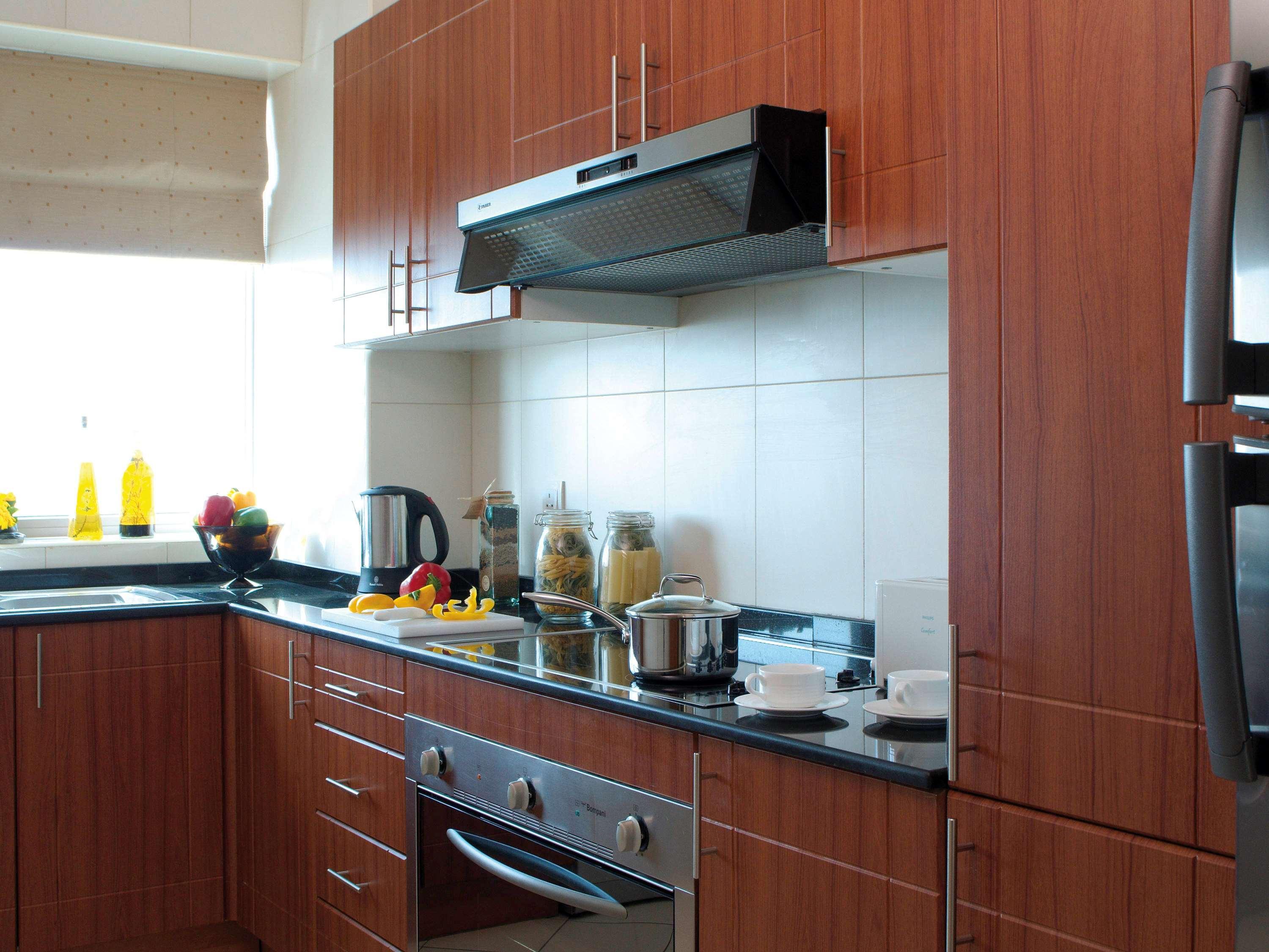 Moevenpick Hotel & Apartments Bur Dubaj Kültér fotó A modern kitchen