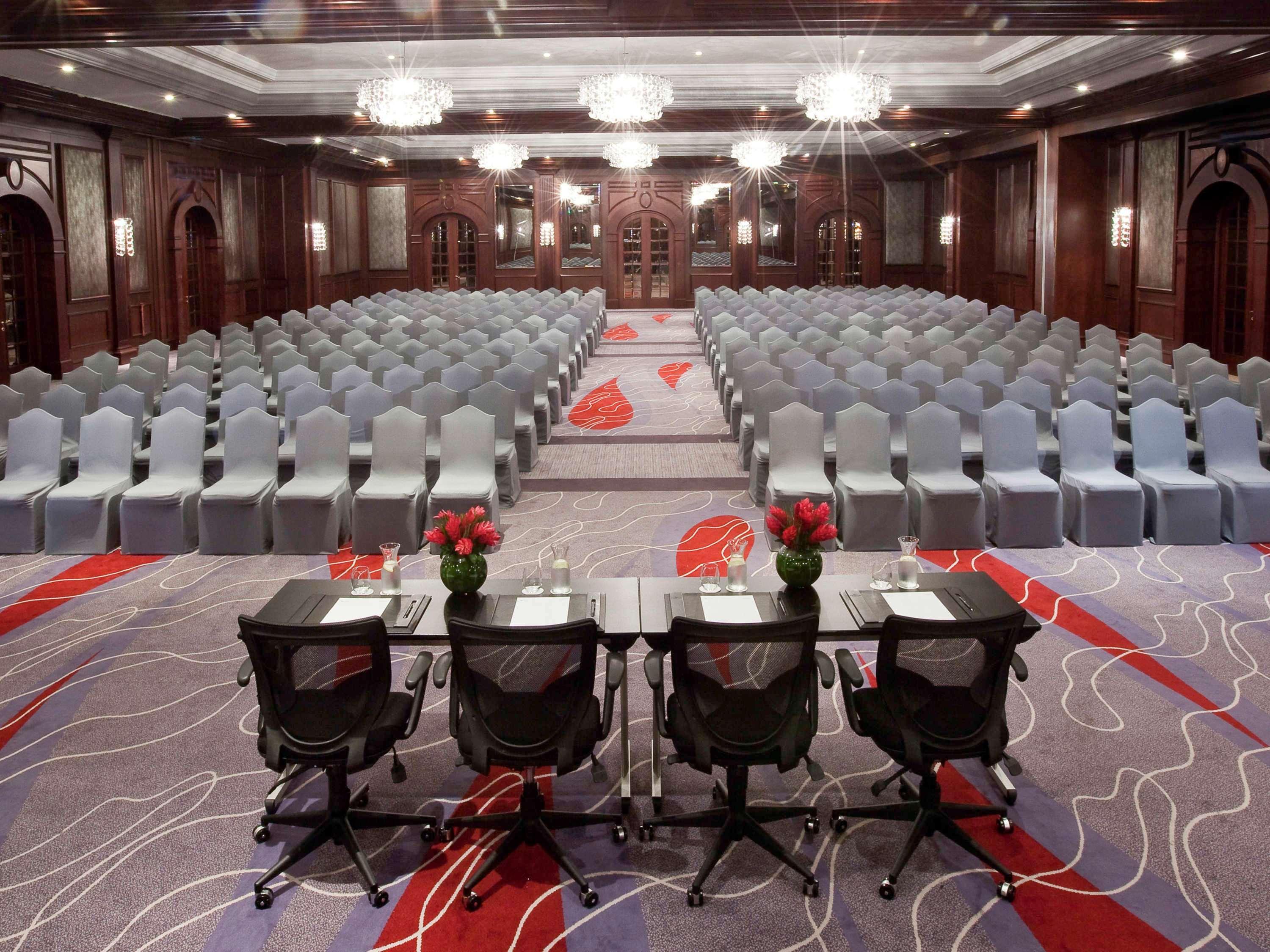 Moevenpick Hotel & Apartments Bur Dubaj Kültér fotó The ballroom