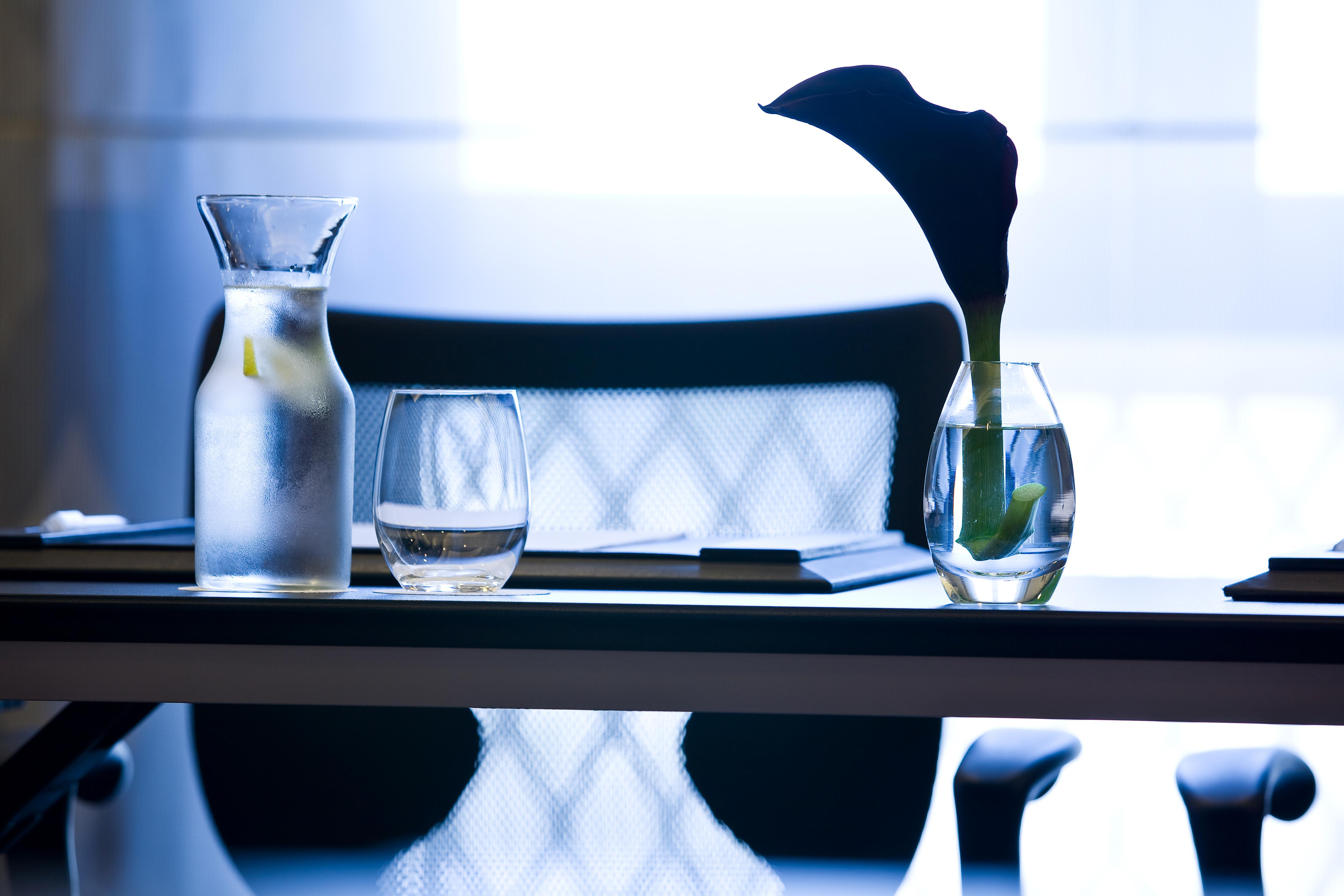 Moevenpick Hotel & Apartments Bur Dubaj Kültér fotó A table with a vase of water