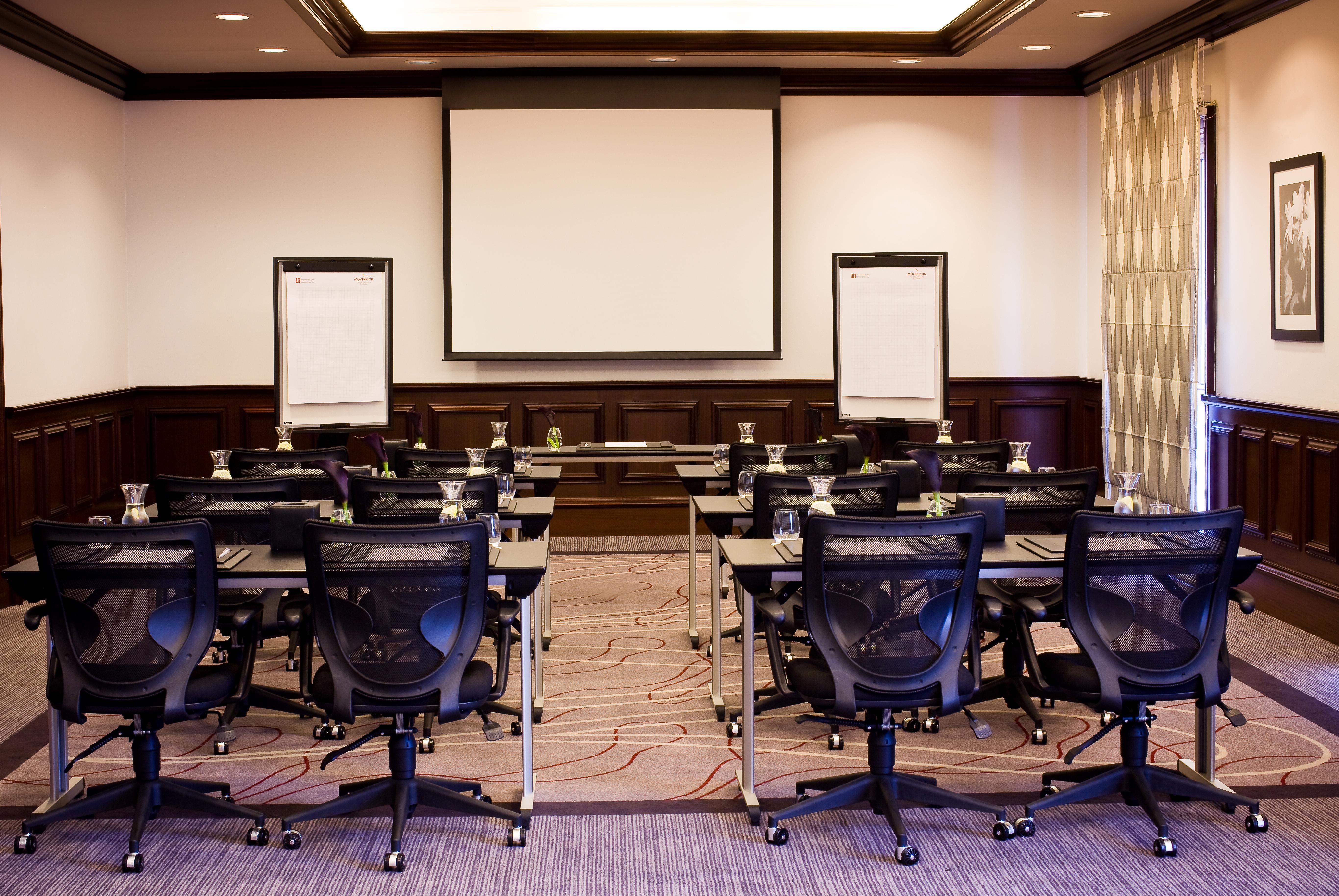 Moevenpick Hotel & Apartments Bur Dubaj Kültér fotó A typical classroom layout