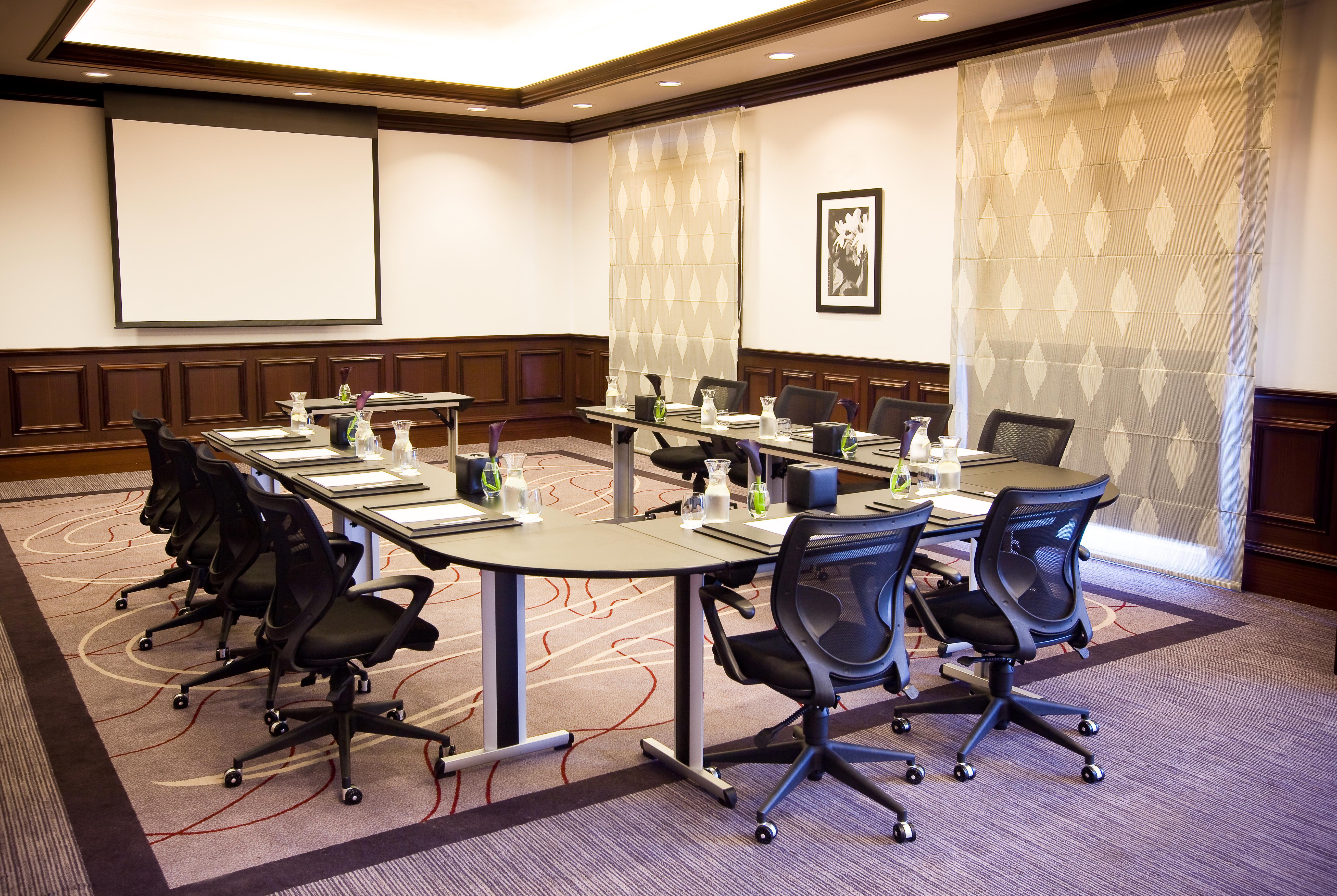Moevenpick Hotel & Apartments Bur Dubaj Kültér fotó A meeting room at the Fairmont San Francisco