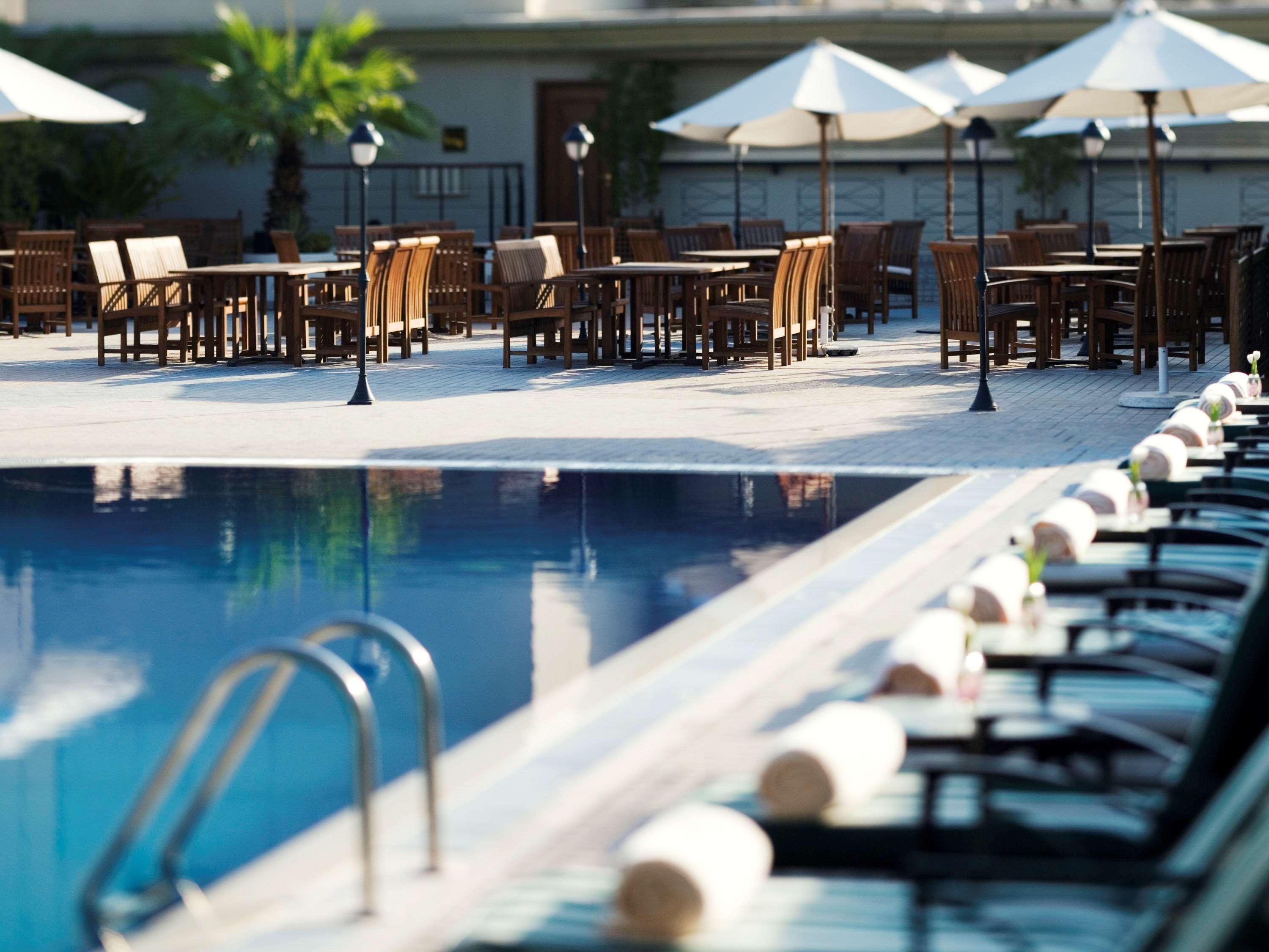 Moevenpick Hotel & Apartments Bur Dubaj Kültér fotó The pool at the hotel