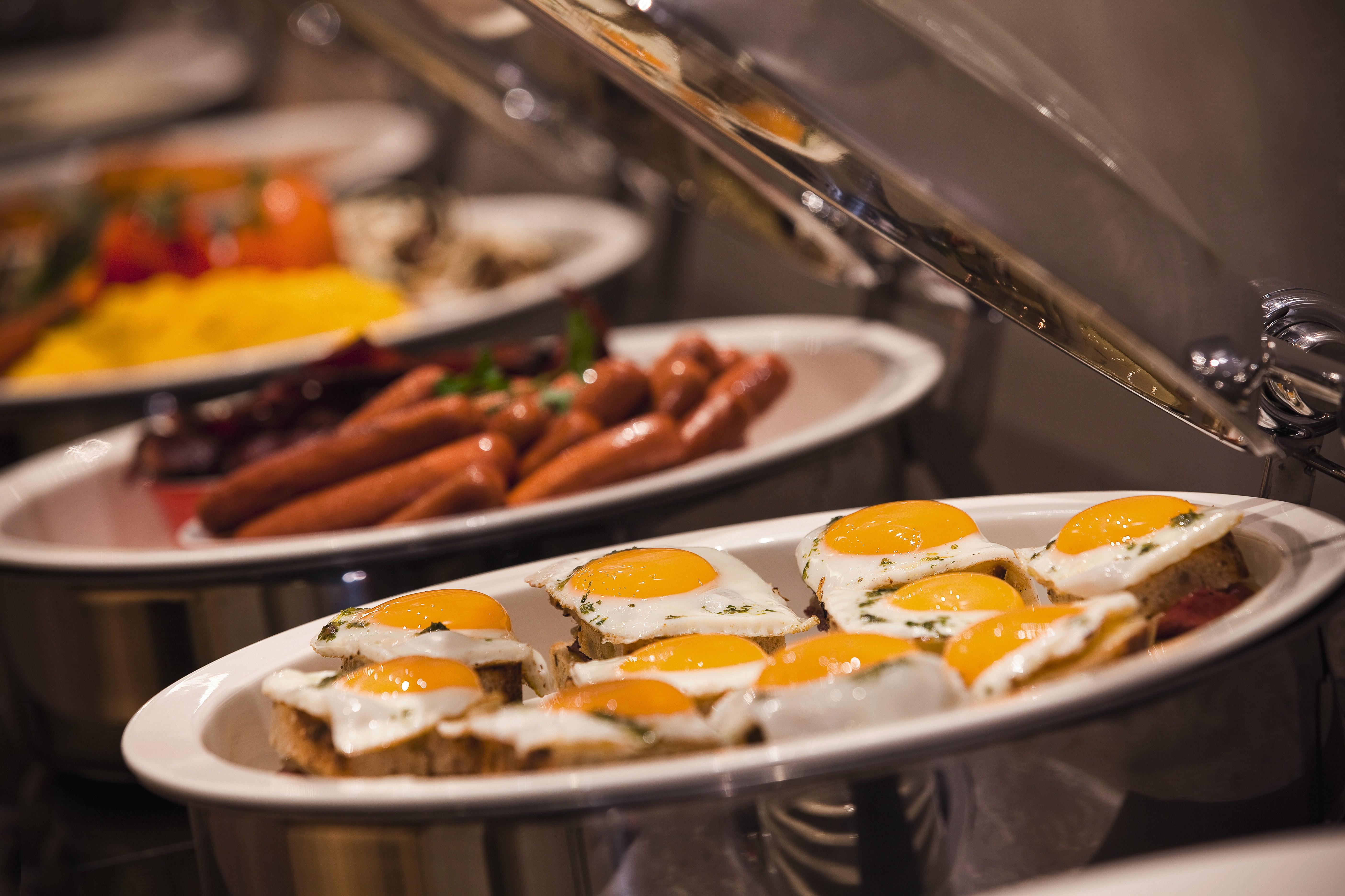 Moevenpick Hotel & Apartments Bur Dubaj Kültér fotó A chafing dish