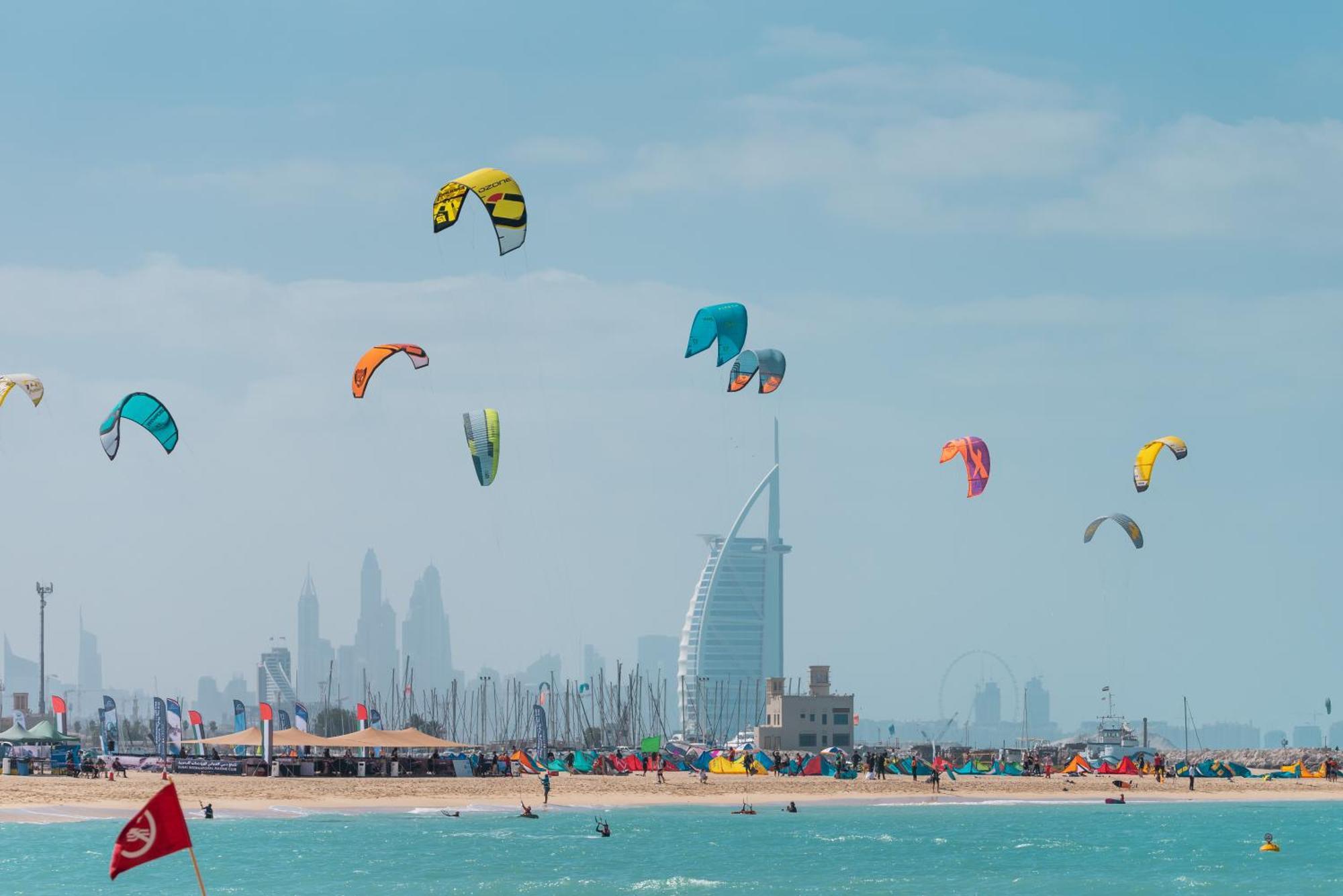 Moevenpick Hotel & Apartments Bur Dubaj Kültér fotó Kiteboarding in Dubai