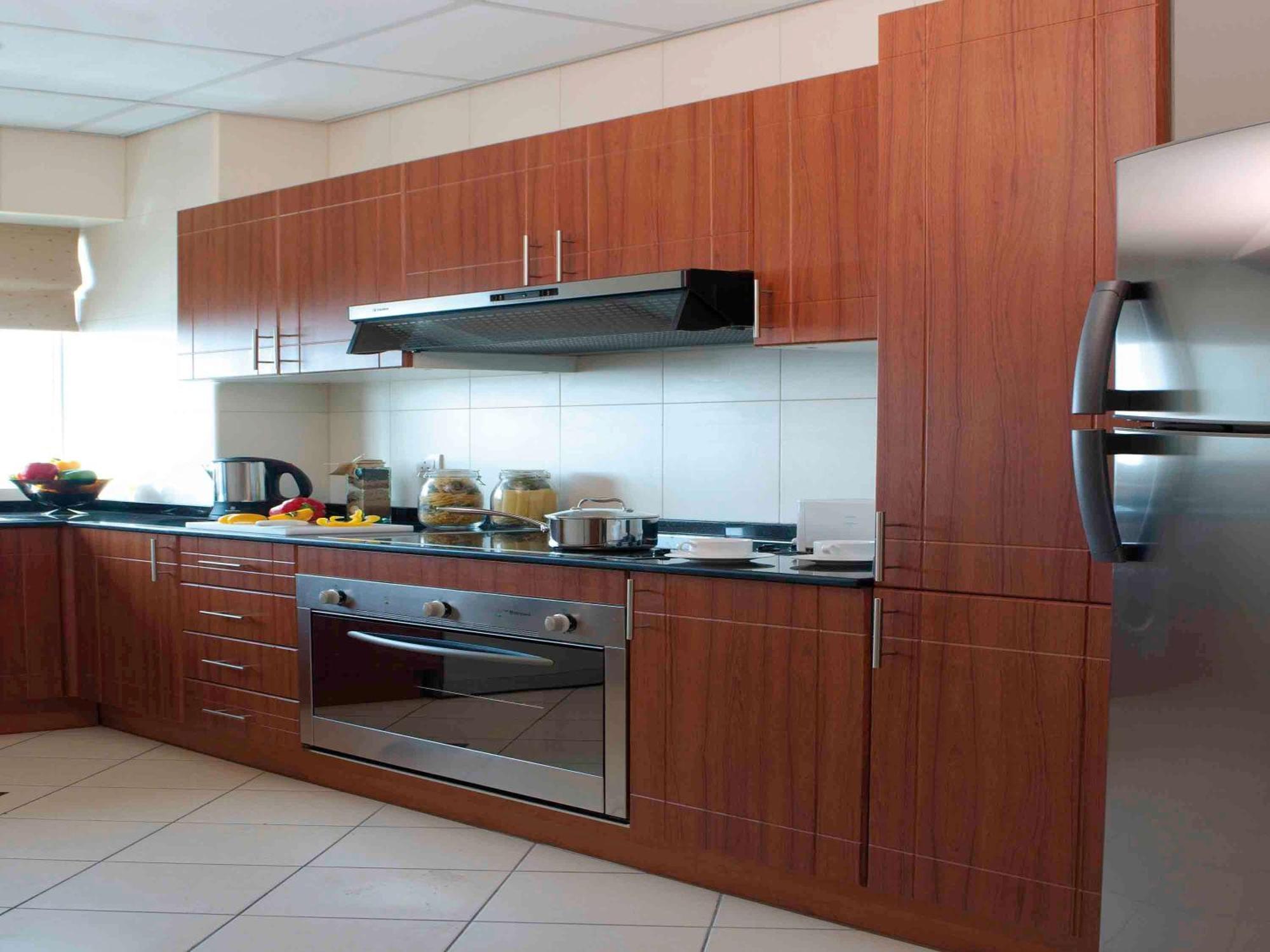 Moevenpick Hotel & Apartments Bur Dubaj Kültér fotó A modern kitchen