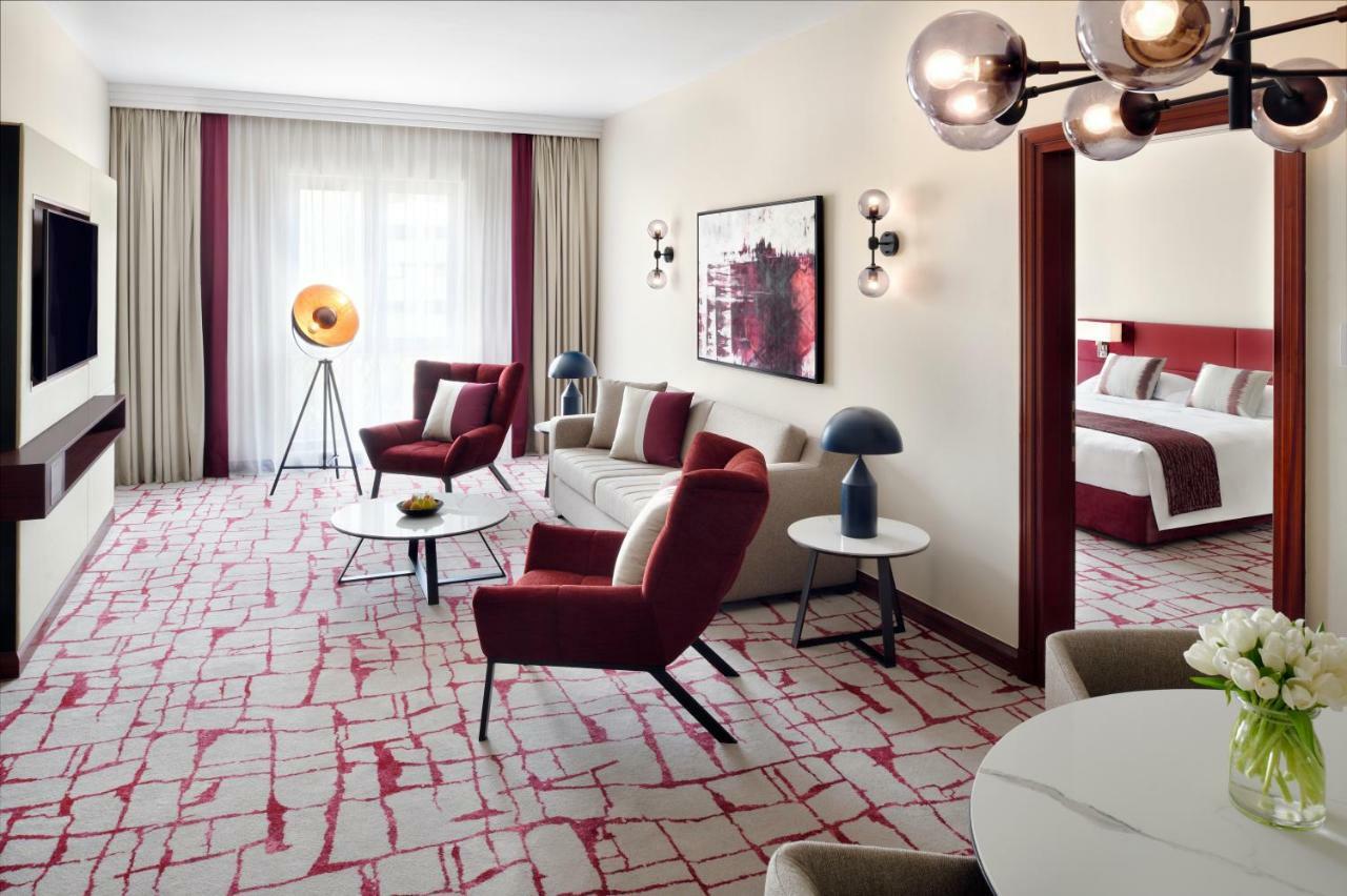 Moevenpick Hotel & Apartments Bur Dubaj Kültér fotó Suite