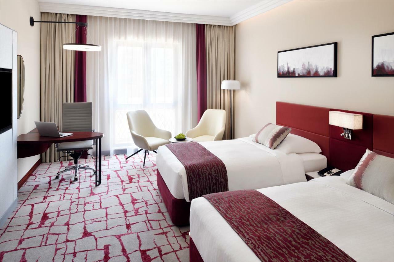 Moevenpick Hotel & Apartments Bur Dubaj Kültér fotó A typical room at the hotel