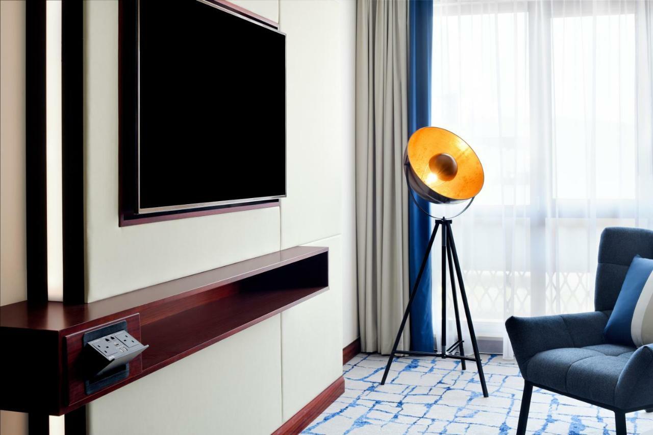 Moevenpick Hotel & Apartments Bur Dubaj Kültér fotó A floor lamp