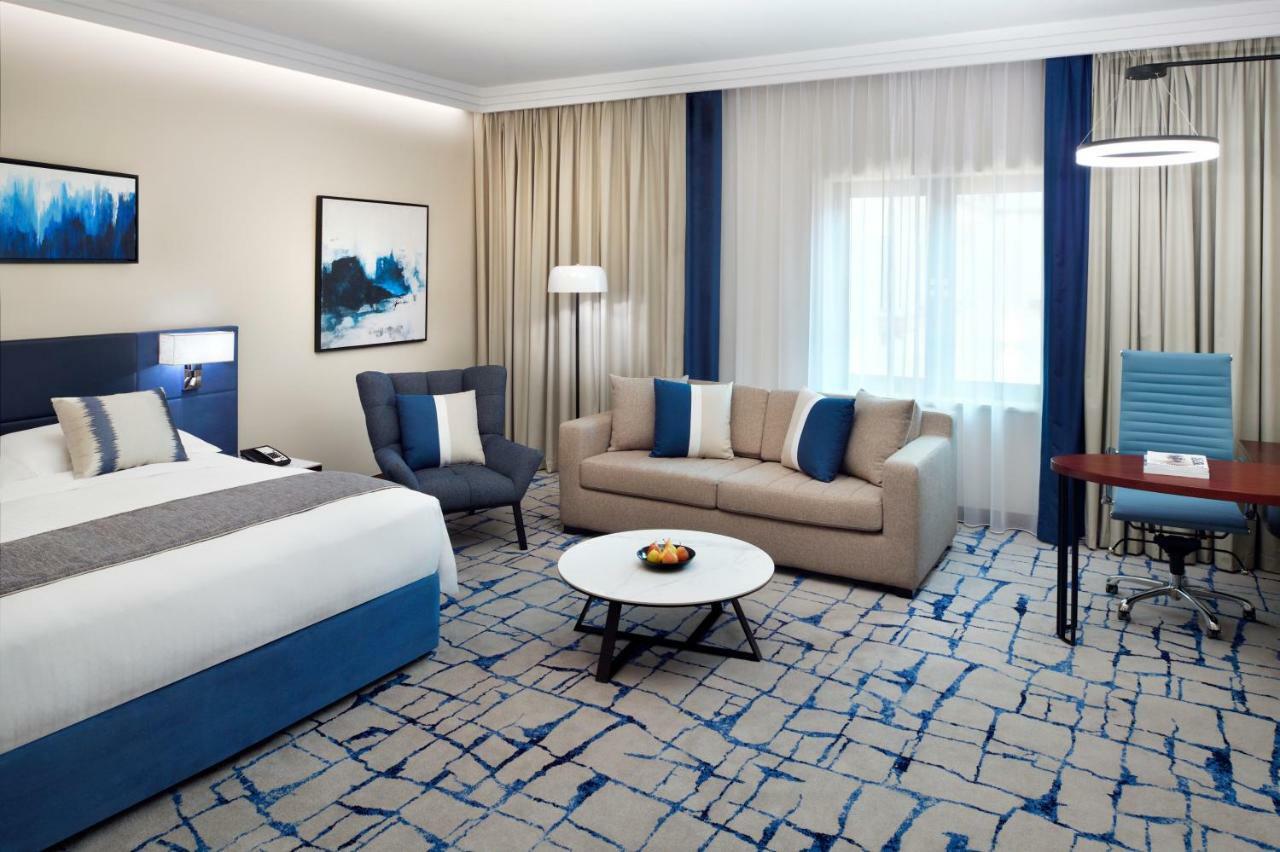 Moevenpick Hotel & Apartments Bur Dubaj Kültér fotó A room at the hotel
