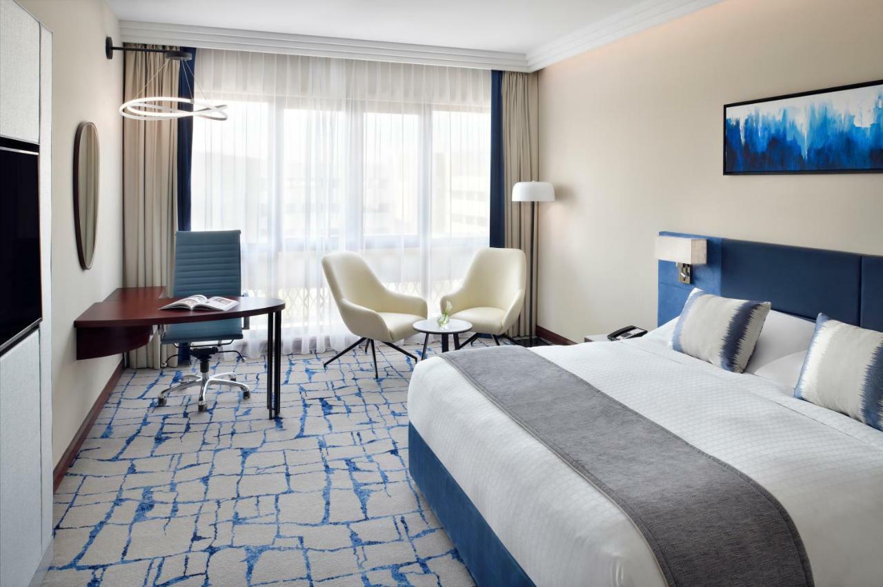 Moevenpick Hotel & Apartments Bur Dubaj Kültér fotó A room at the Radisson Blu Hotel, Belgrade